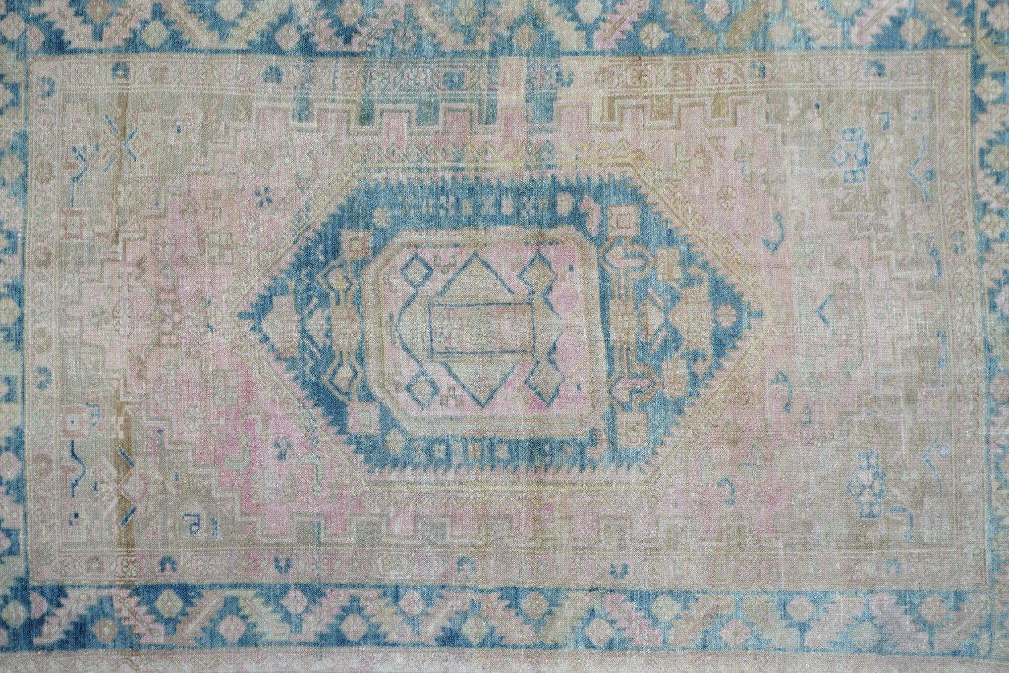 Antiker Malayer-Teppich 4'1'' x 6'2'' (Persisch) im Angebot