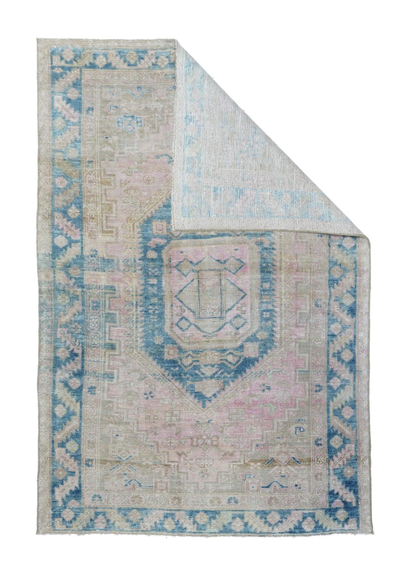 Antiker Malayer-Teppich 4'1'' x 6'2''. Eine große Stadt im Webereigebiet von Hamadan, die sich auf einfach gewebte Scatters, Raumgrößen, Galerie-Teppiche, lange Teppiche und Gelegenheitsläufer spezialisiert hat. Zahlreiche Satellitendörfer. Große