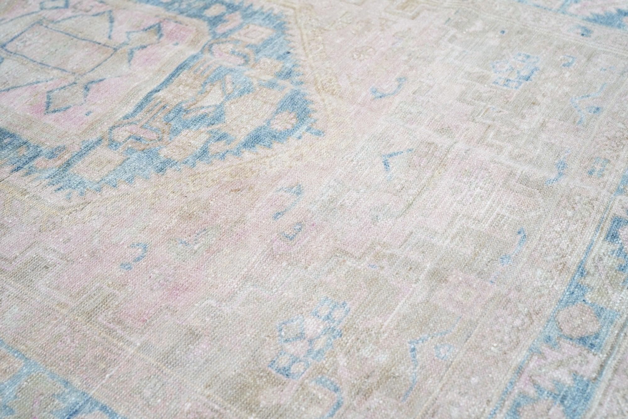 Antiker Malayer-Teppich 4'1'' x 6'2'' im Zustand „Gut“ im Angebot in New York, NY