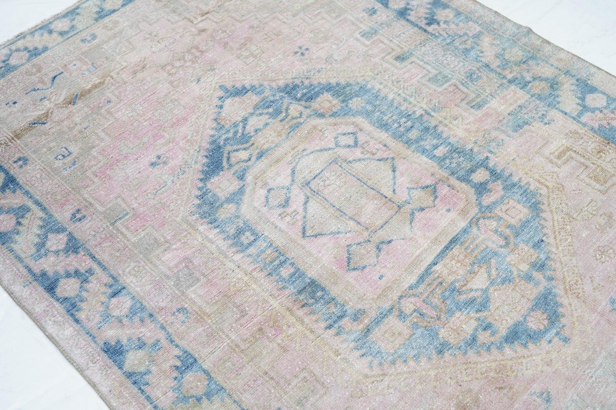 Antiker Malayer-Teppich 4'1'' x 6'2'' (20. Jahrhundert) im Angebot