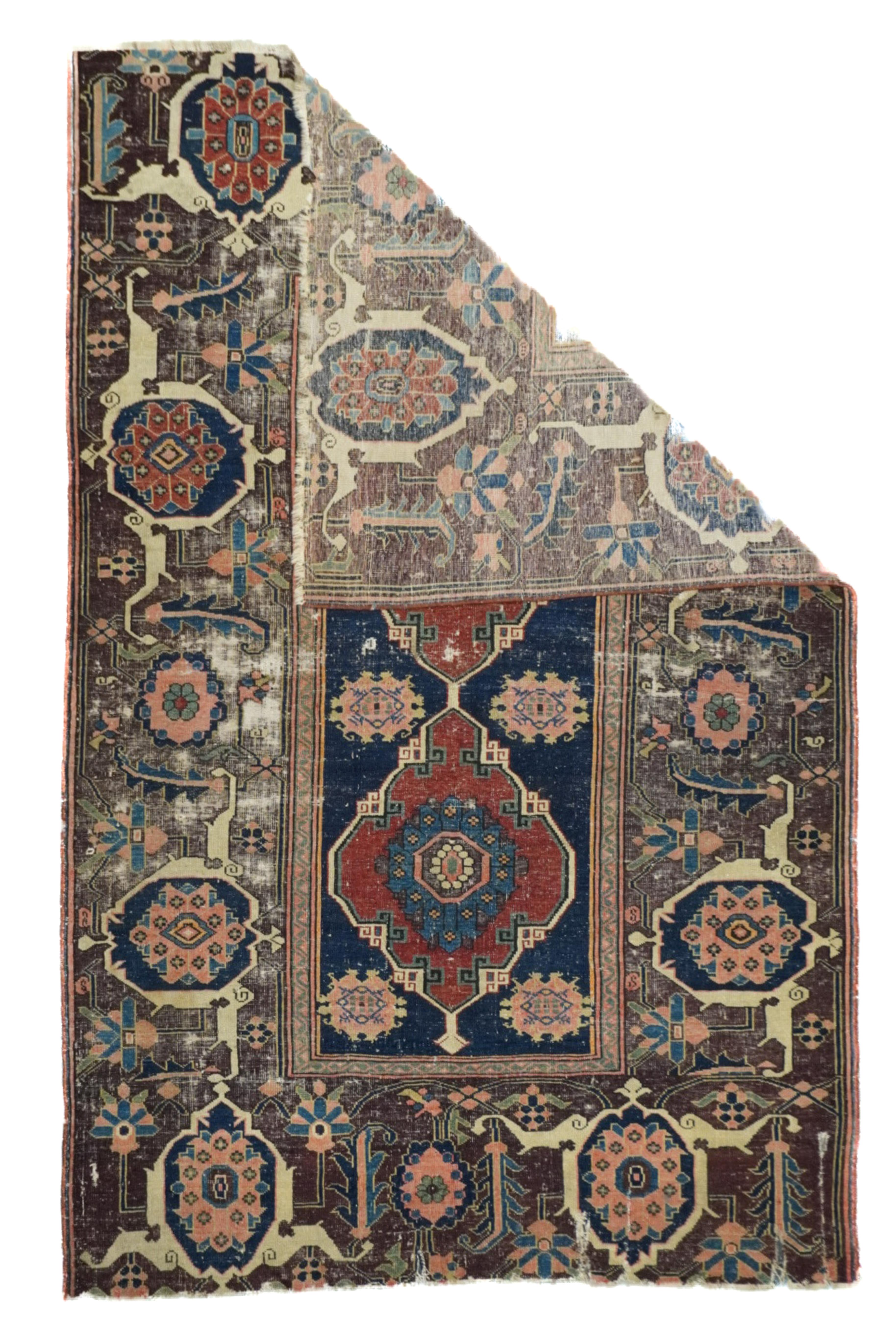 Antiker Malayer-Teppich 4'1'' x 6'3''. Eine große Stadt im Webereigebiet von Hamadan, die sich auf einfach gewebte Scatters, Raumgrößen, Galerie-Teppiche, lange Teppiche und Gelegenheitsläufer spezialisiert hat. Zahlreiche Satellitendörfer. Große