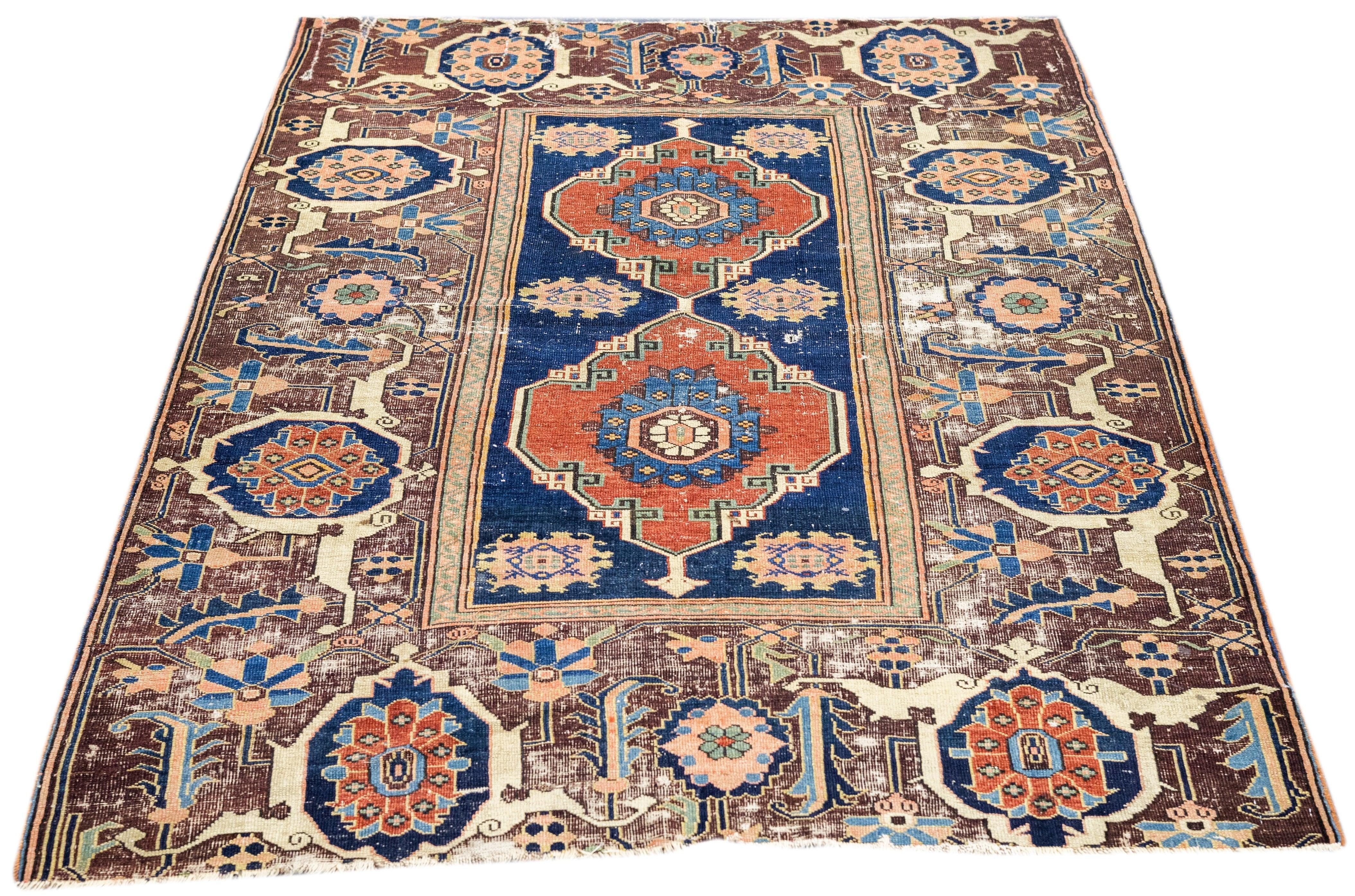 Antiker Malayer-Teppich 4'1'' x 6'3'' im Zustand „Relativ gut“ im Angebot in New York, NY