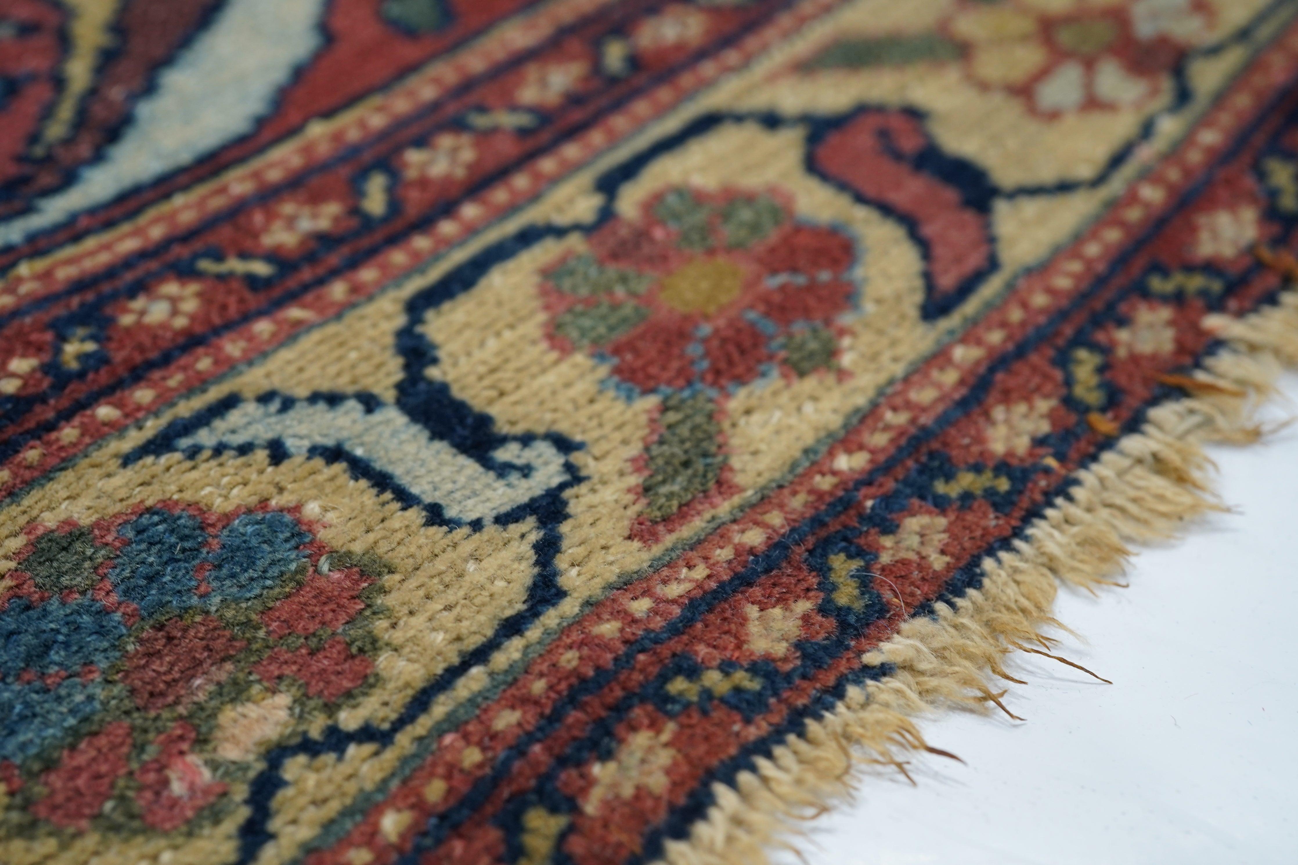 Antiker Malayer-Teppich 4'2'' x 6'2'' (Persisch) im Angebot