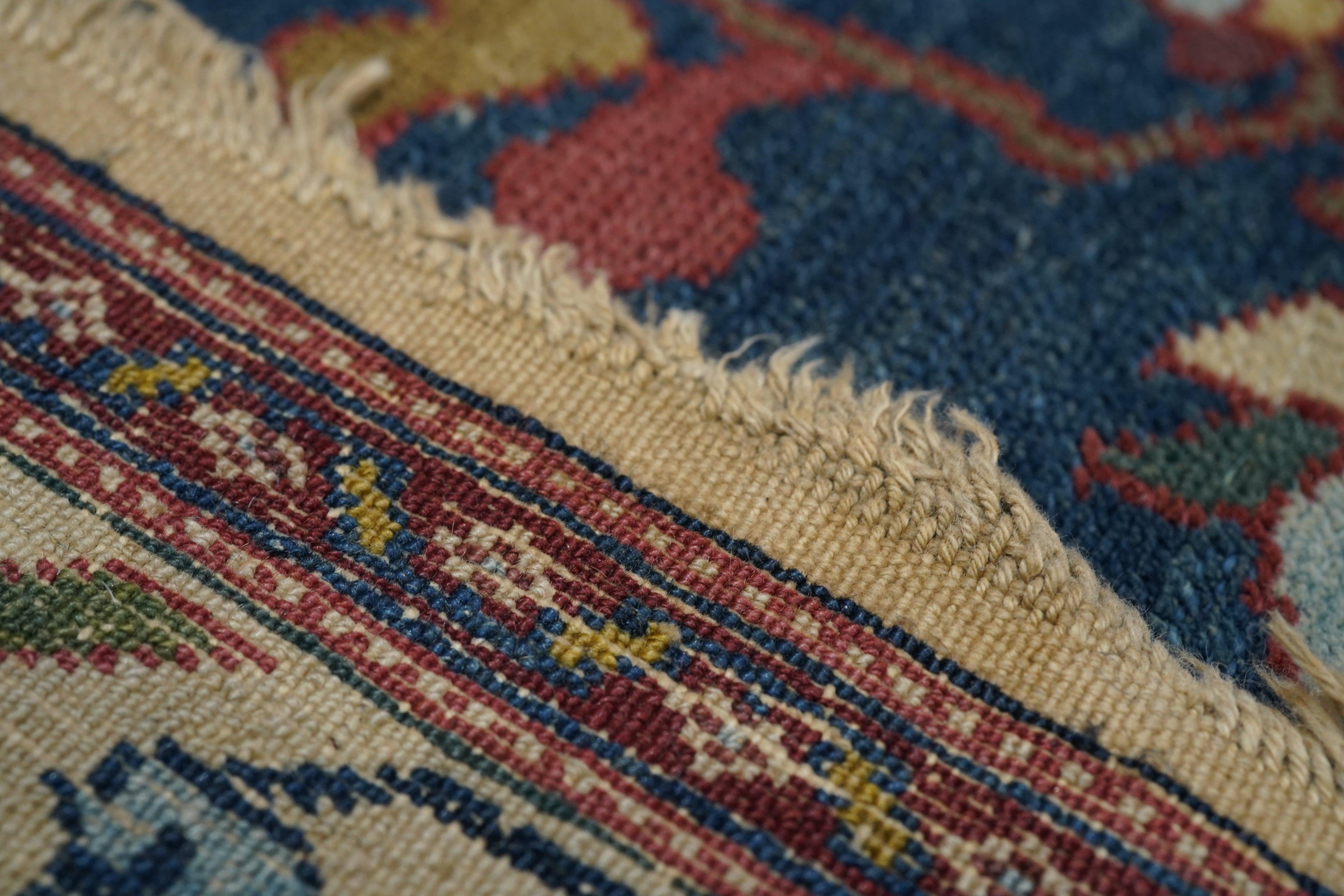 Antiker Malayer-Teppich 4'2'' x 6'2'' im Angebot 1