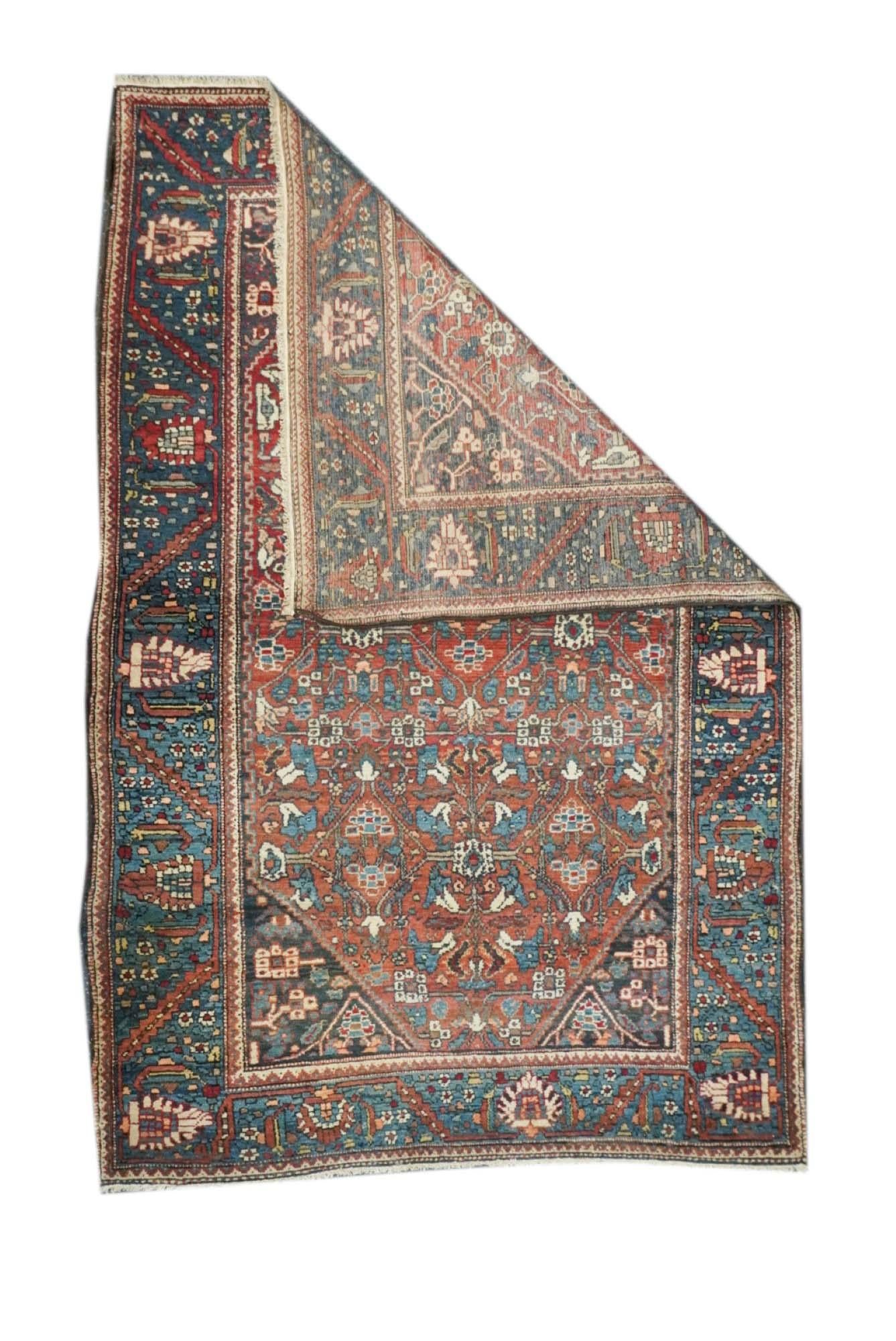 Antiker Malayer-Teppich 4'2'' x 6'5''. Eine große Stadt im Webereigebiet von Hamadan, die sich auf einfach gewebte Scatters, Raumgrößen, Galerie-Teppiche, lange Teppiche und Gelegenheitsläufer spezialisiert hat. Zahlreiche Satellitendörfer. Große