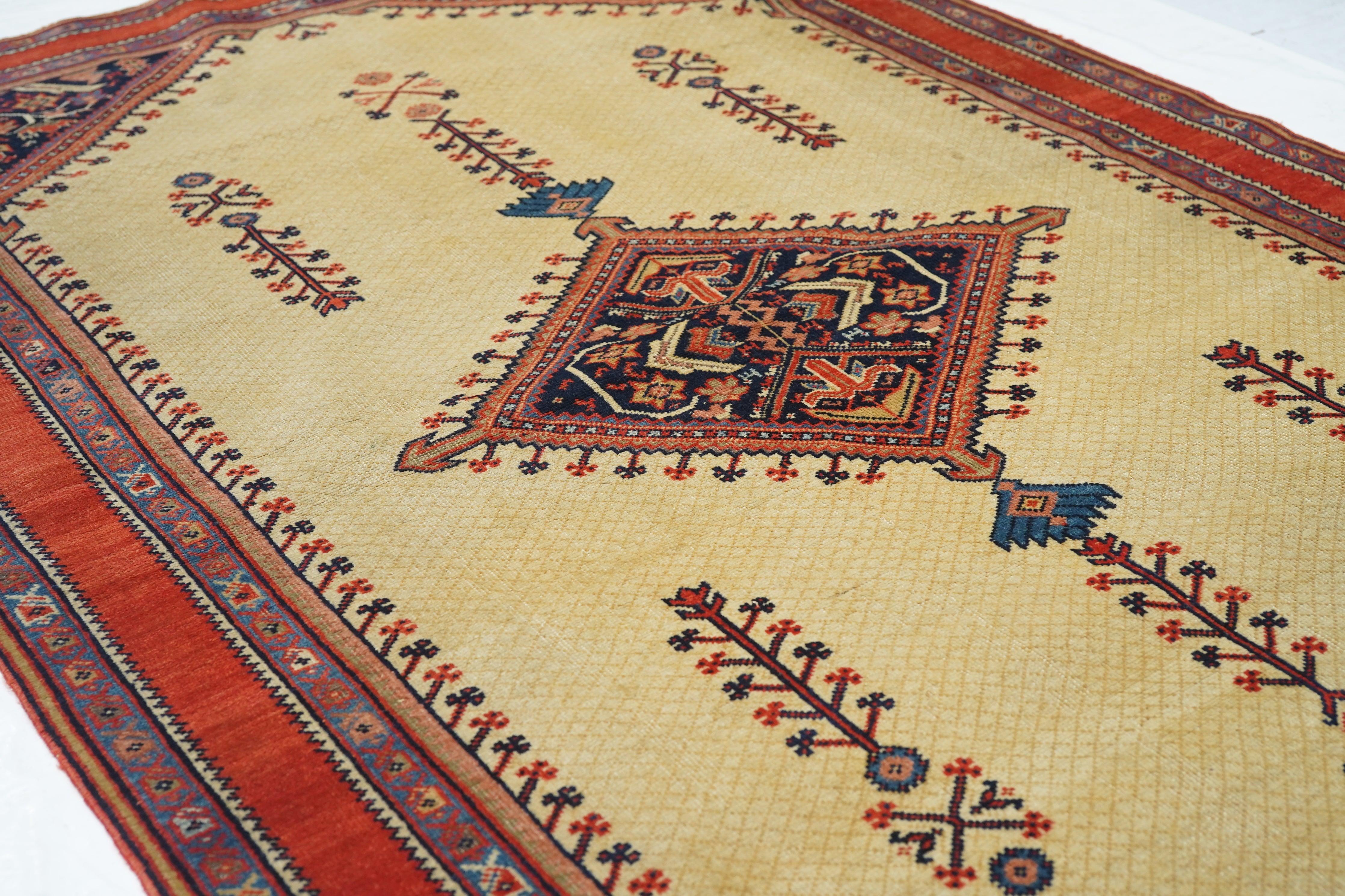 Antiker Malayer-Teppich 4'2'' x 6'8'' im Zustand „Gut“ im Angebot in New York, NY