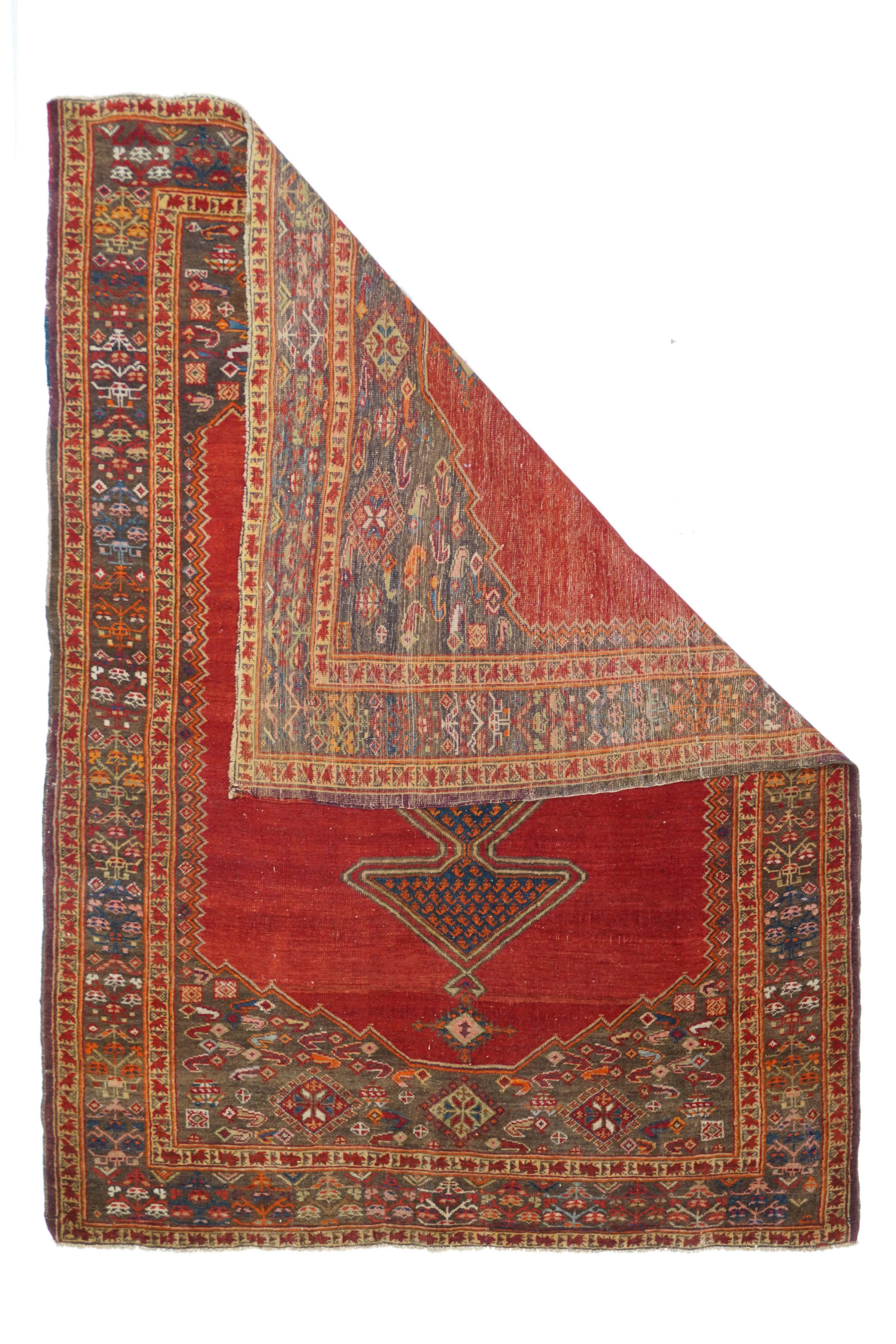 Alfombra Malayer Antigua 4'3'' x 5'8''. El subcampo rojo sólido presenta un medallón cuatrifoliar azul oscuro, doblemente perfilado y colgante en triángulo, con un dibujo de diminutos botehs. Campo circundante de olivos con esquinas de diseño