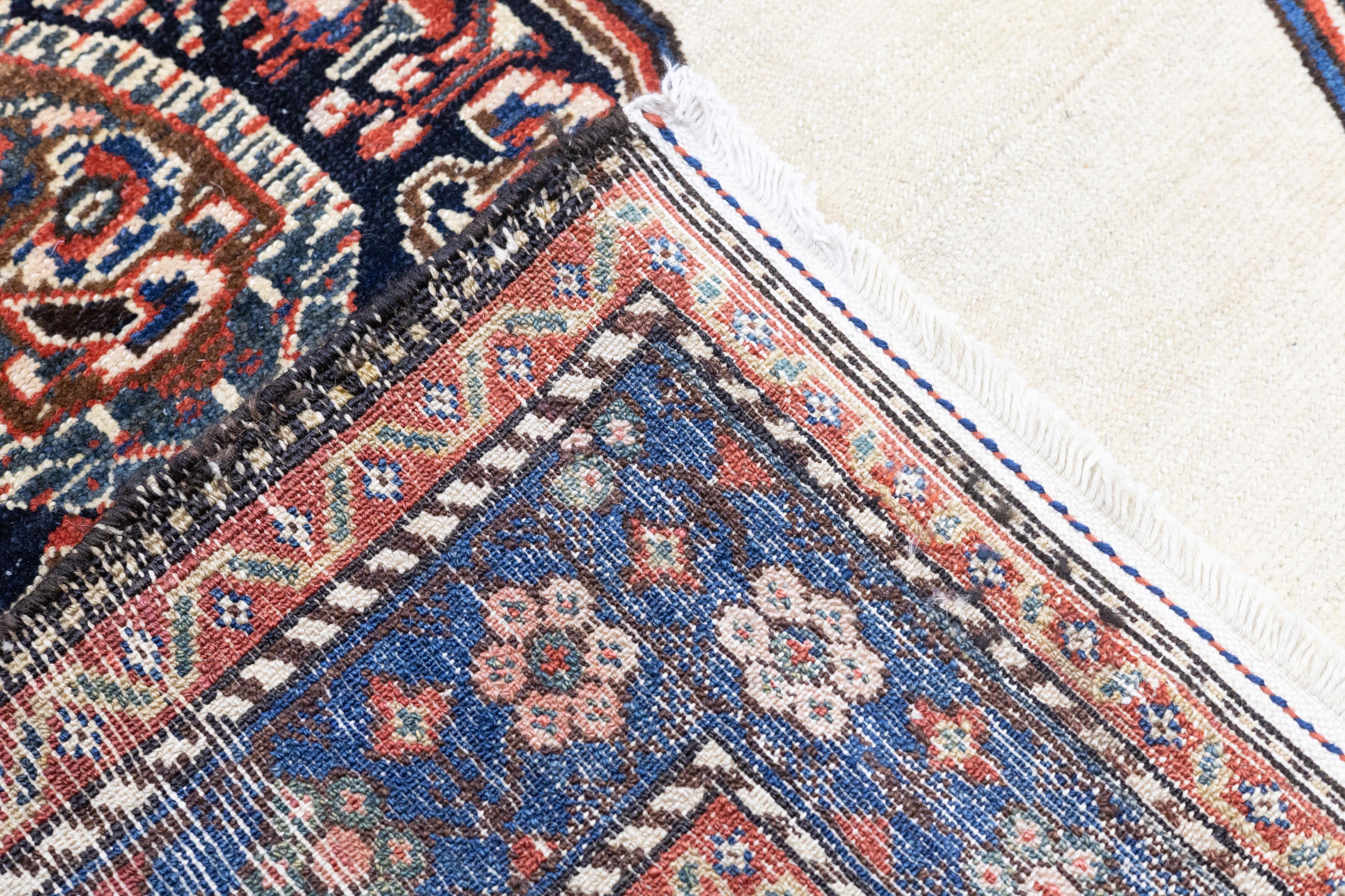 Antiker Malayer-Teppich 4'4'' x 6'10'' im Angebot 3