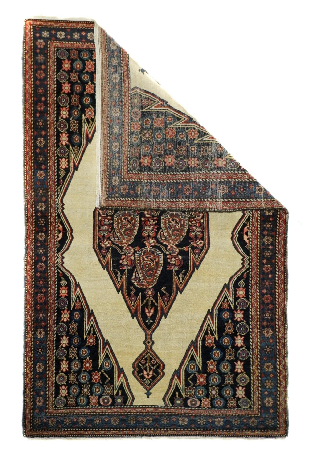 Antiker Malayer-Teppich 4'4'' x 6'10''. Ein dörfliches Streumuster im Stil der Hamadan-Knüpfung, das jedoch näher am Malayer-Distrikt entstanden ist. Dieses attraktive Stück zeigt ein cremefarbenes, offenes Feld, in dessen Zentrum ein hohes,