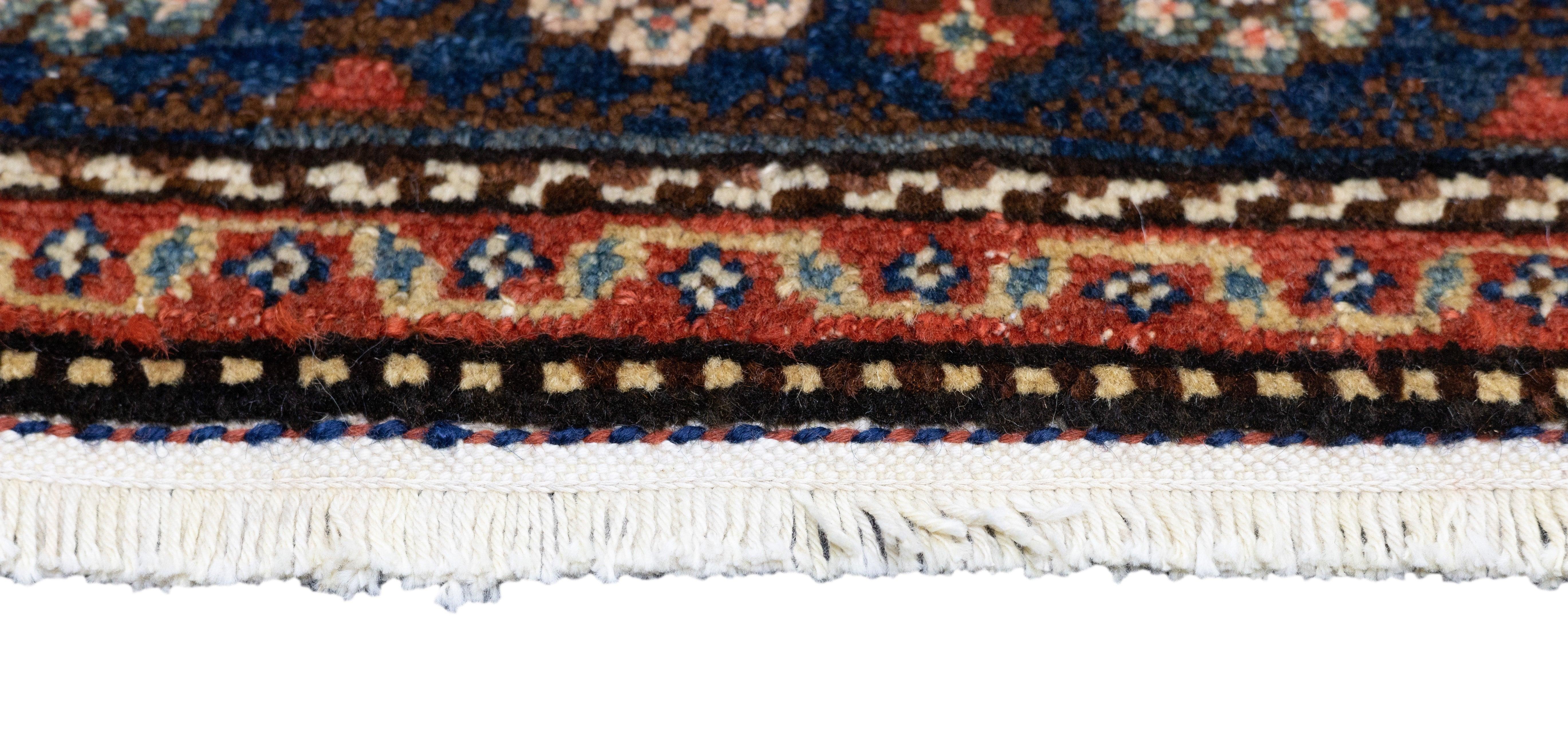 Antiker Malayer-Teppich 4'4'' x 6'10'' (Persisch) im Angebot