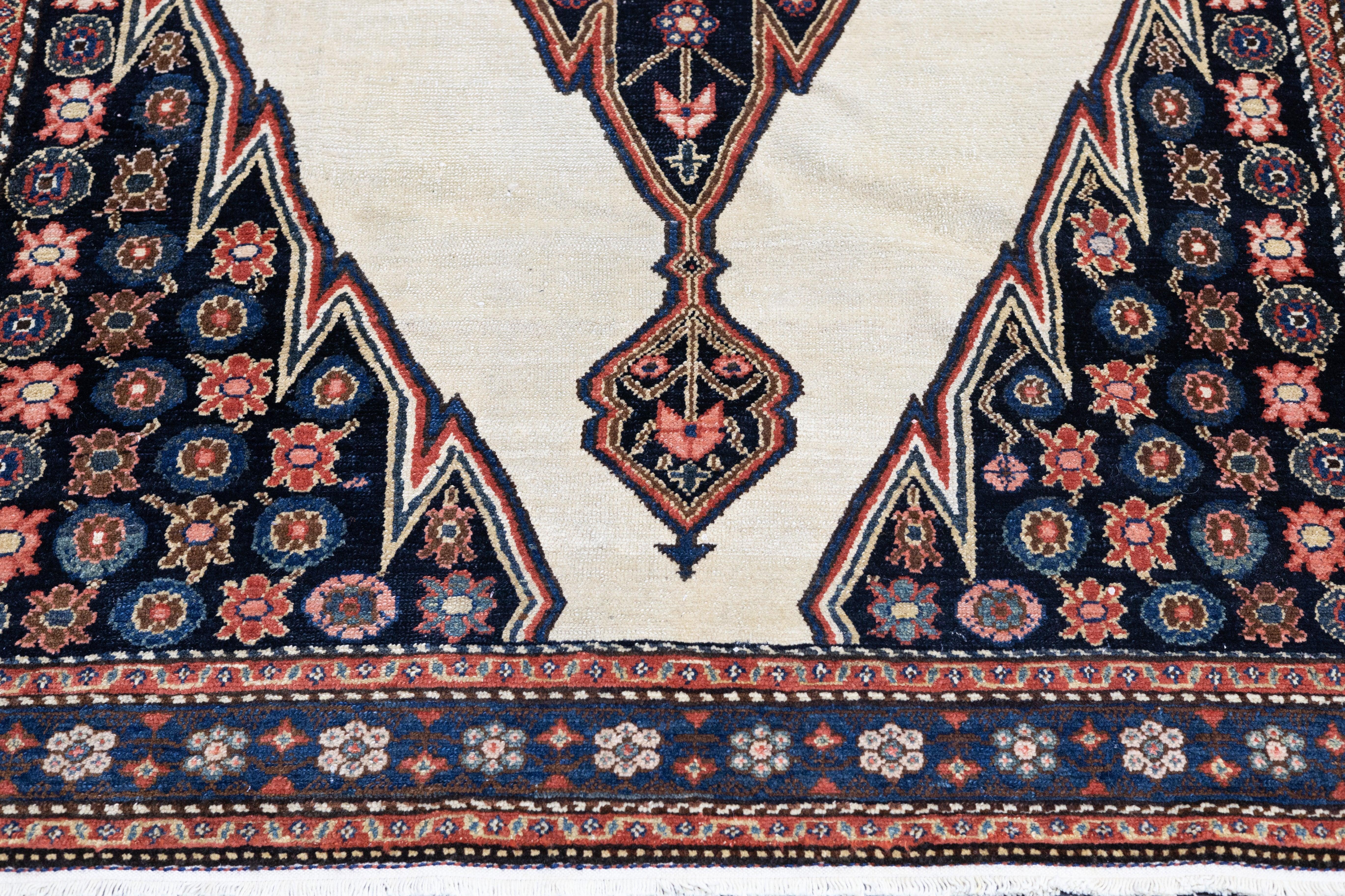 Antiker Malayer-Teppich 4'4'' x 6'10'' (Handgeknüpft) im Angebot