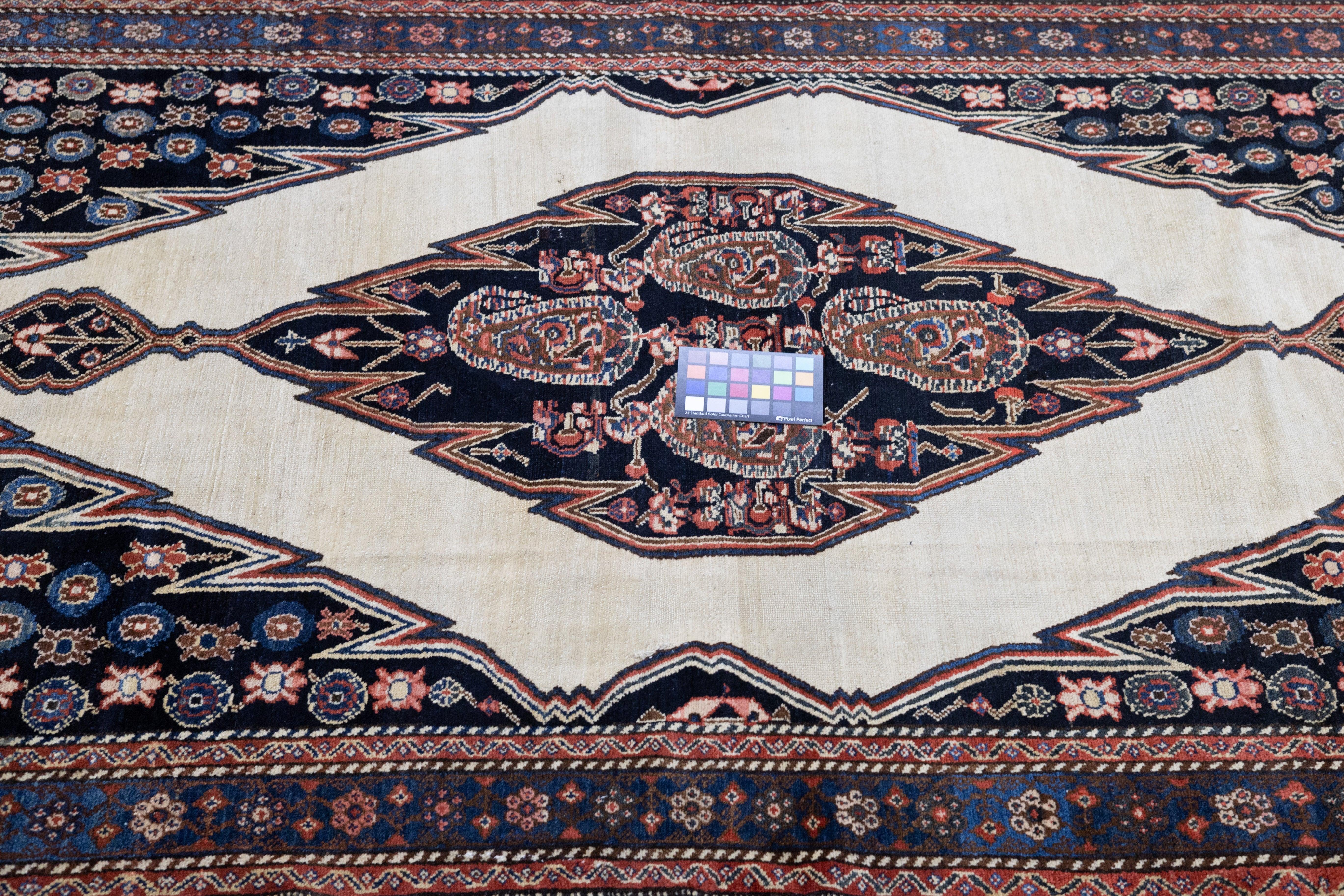 Antiker Malayer-Teppich 4'4'' x 6'10'' im Angebot 1