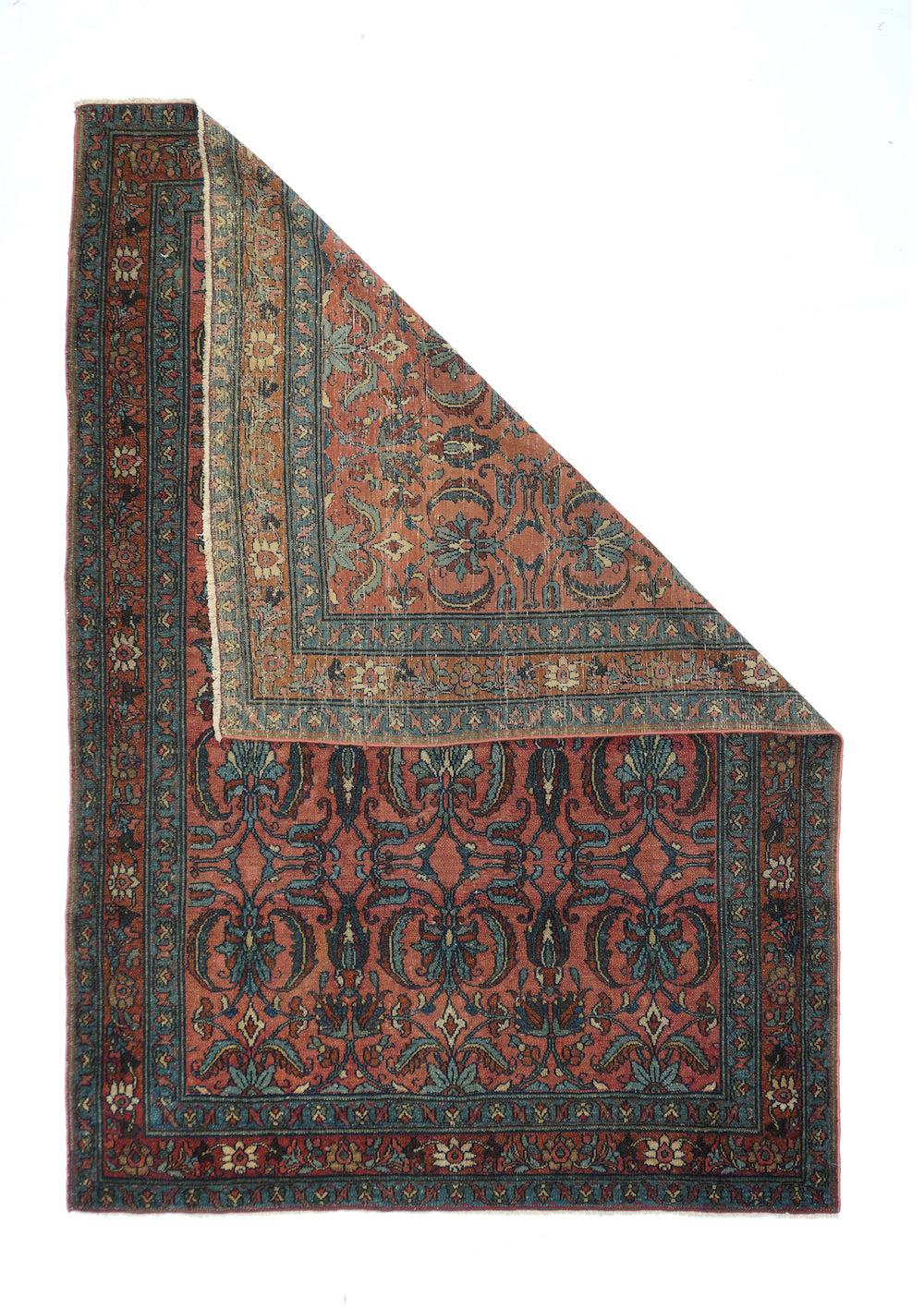 Antiker Malayer-Teppich 4'7'' x 6'5''. Diese hellrosa grundierte westpersische Dorfstreuung tarnt sich als Lillihan mit einem sich wiederholenden Allover-Muster, das in Hellblau, Rot und Sand akzentuiert ist und aus acht gefalteten
