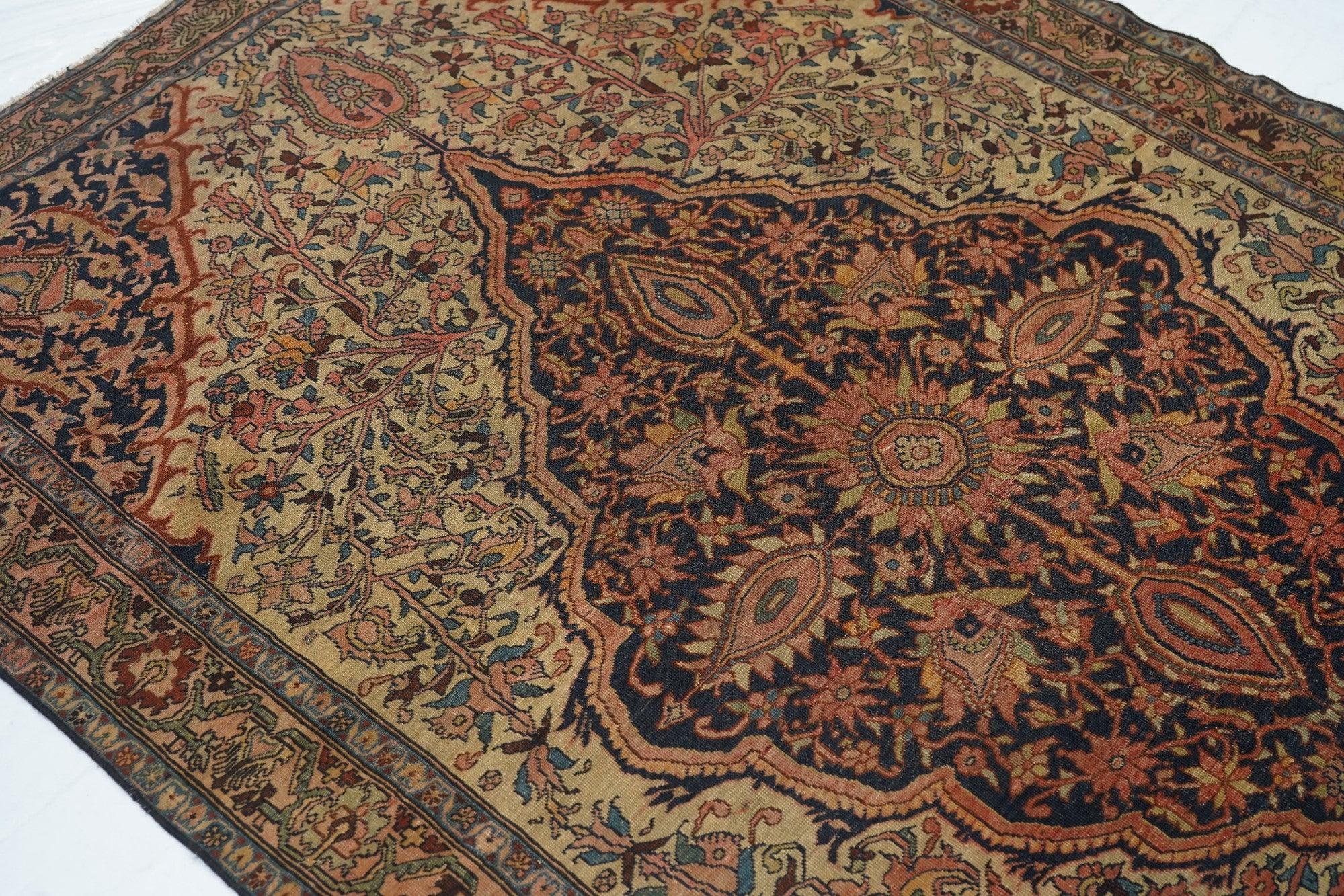 Antiker Malayer-Teppich 4'7'' x 6'8'' im Zustand „Gut“ im Angebot in New York, NY