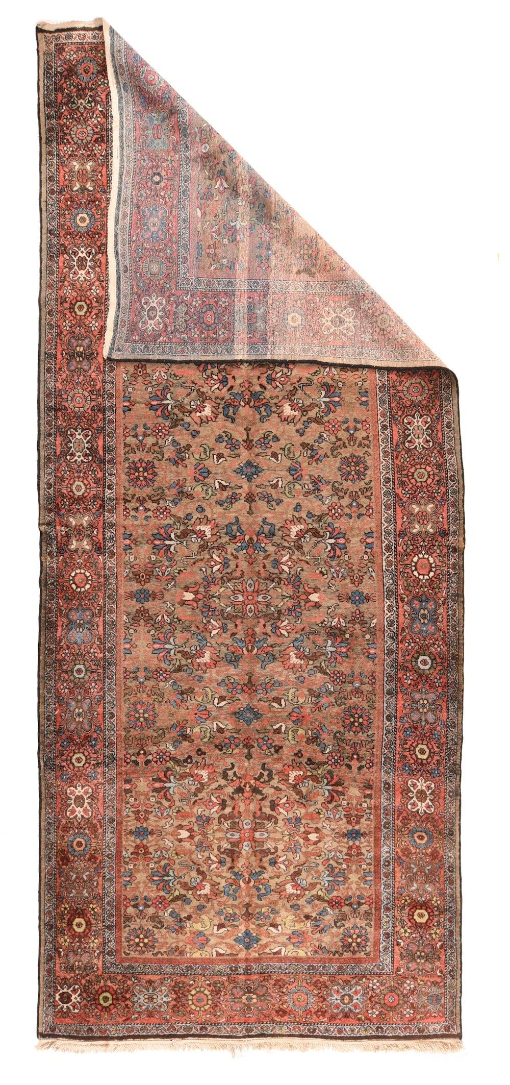 Tapis Malayer antique 5'10'' x 13'10''. Le champ de couleur saumon-camel, sensiblement abrasé, présente un motif assez proche de palmettes, de rosettes, de petites croix pointues et de courtes tiges, le tout dans des tons bleu clair, jaune paille,