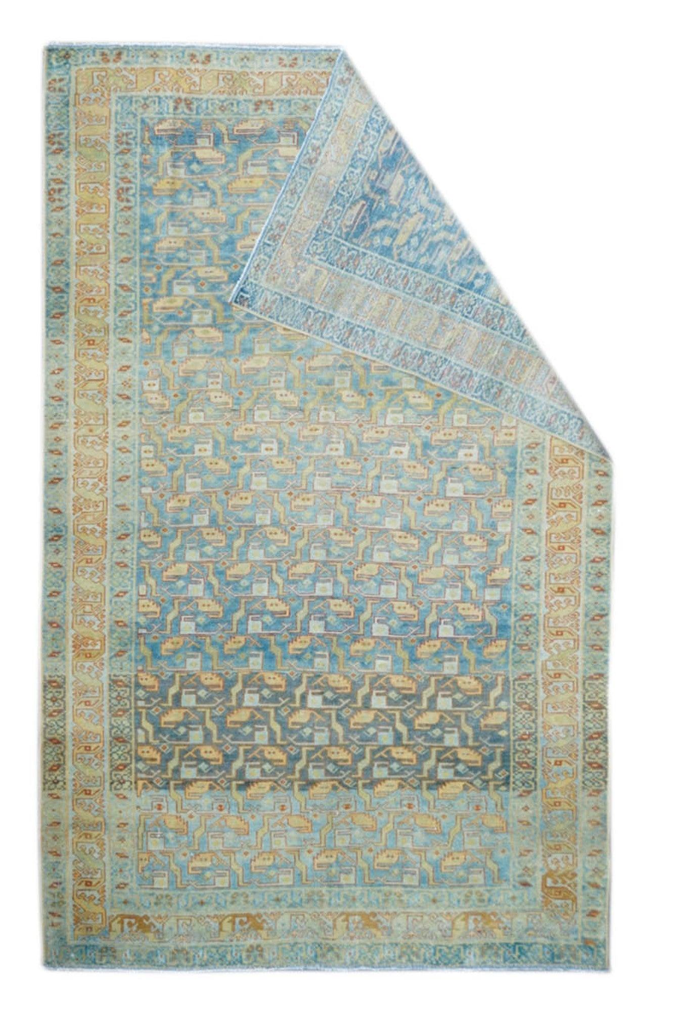 Antiker Malayer-Teppich 5'3'' x 8'11''. Das Feld, das von Schiefer über Hellblau bis hin zu Puder reicht, zeigt ein reihenweises Muster aus eckigen Boteh-Blättern und zerbrochenen Weinstöcken, die in hellem Zitronen- und Ecru-Ton gehalten sind.