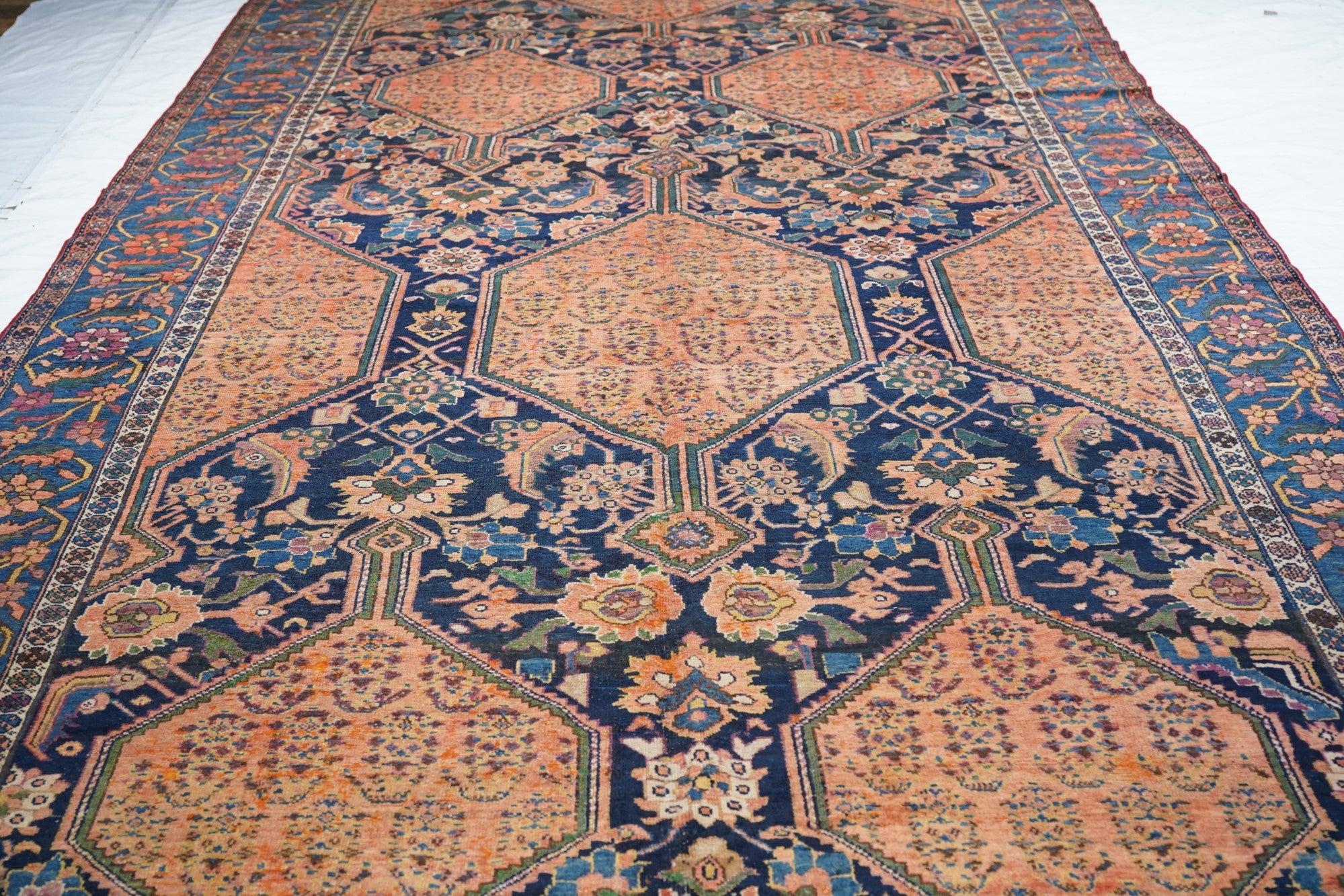 Alfombra Malayer Antigua 7'7'' x 16'1'' en Bueno estado para la venta en New York, NY
