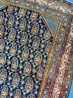 Tapis antique de Malayer en safran doux, vert sauge et indigo, c. 1930.