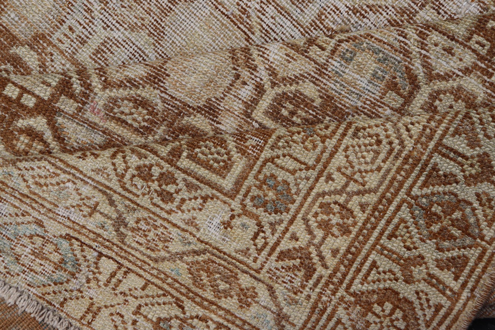 Antiker Malayer-Teppich mit mehrlagigen geometrischen Motiven in Hellbraun, Taupe, Creme  4'5 x 5'1 im Angebot 3
