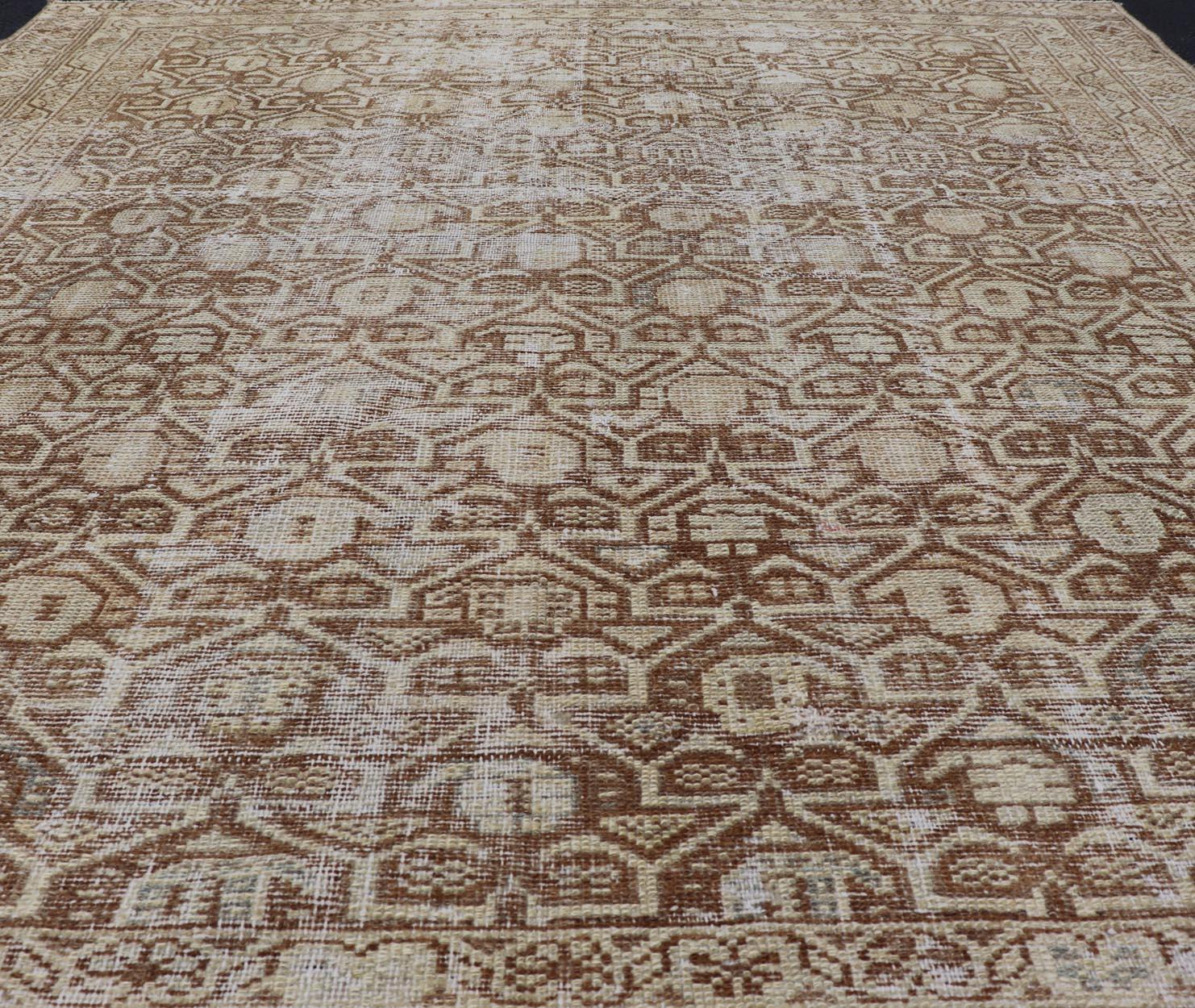 Antiker persischer Malayer-Teppich mit geschichteten geometrischen Motiven in Tan, Taupe und Creme. Keivan Woven Arts / Teppich 19-0214, Herkunftsland / Art: Iran / Malayer, um 1920.
Maße: 4'5 x 5'1 
Dieser antike persische Malayer hat einen