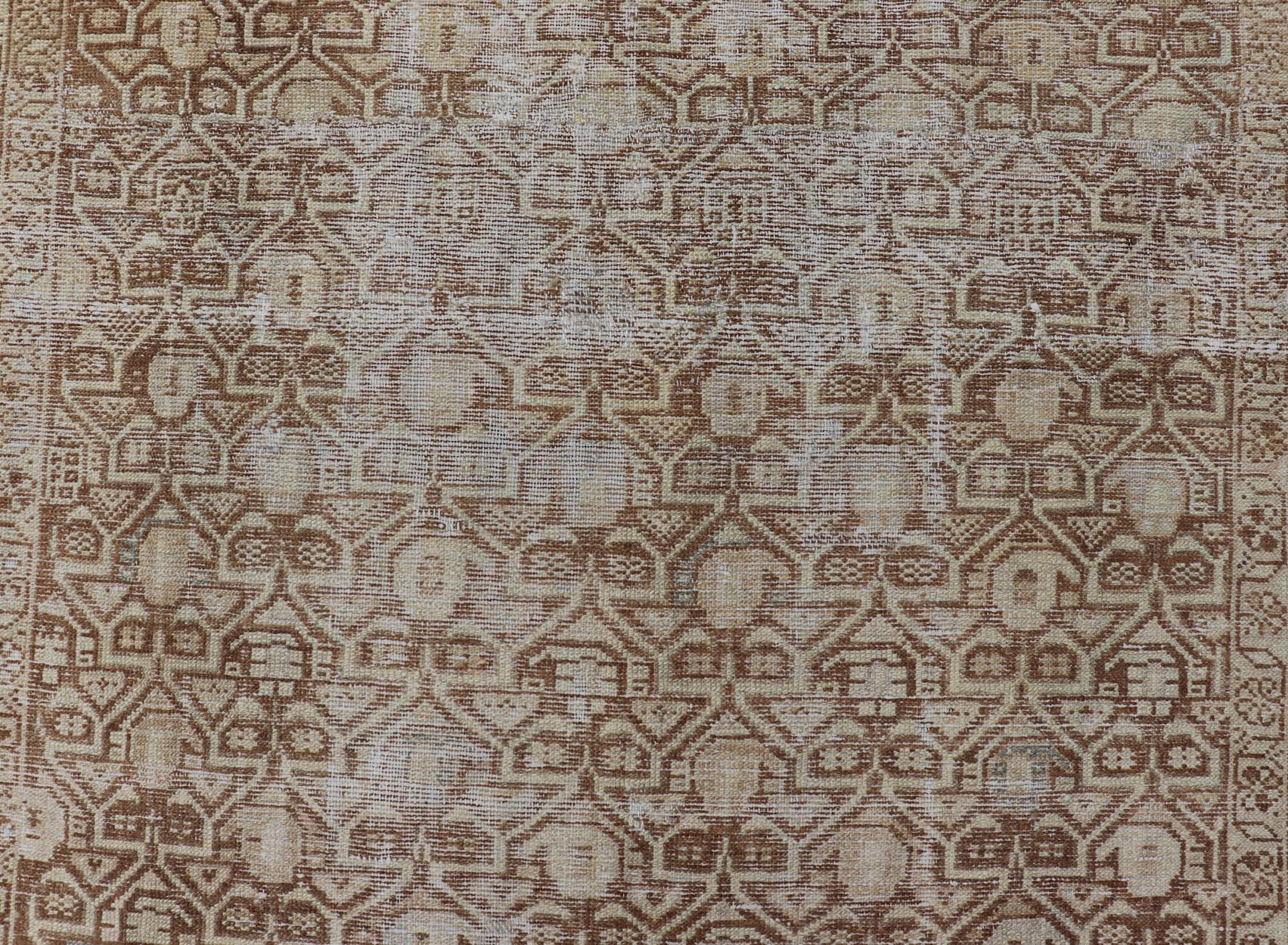 Antiker Malayer-Teppich mit mehrlagigen geometrischen Motiven in Hellbraun, Taupe, Creme  4'5 x 5'1 (Persisch) im Angebot