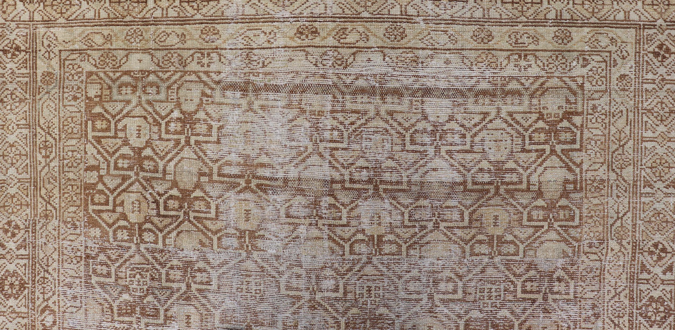 Antiker Malayer-Teppich mit mehrlagigen geometrischen Motiven in Hellbraun, Taupe, Creme  4'5 x 5'1 (Handgeknüpft) im Angebot