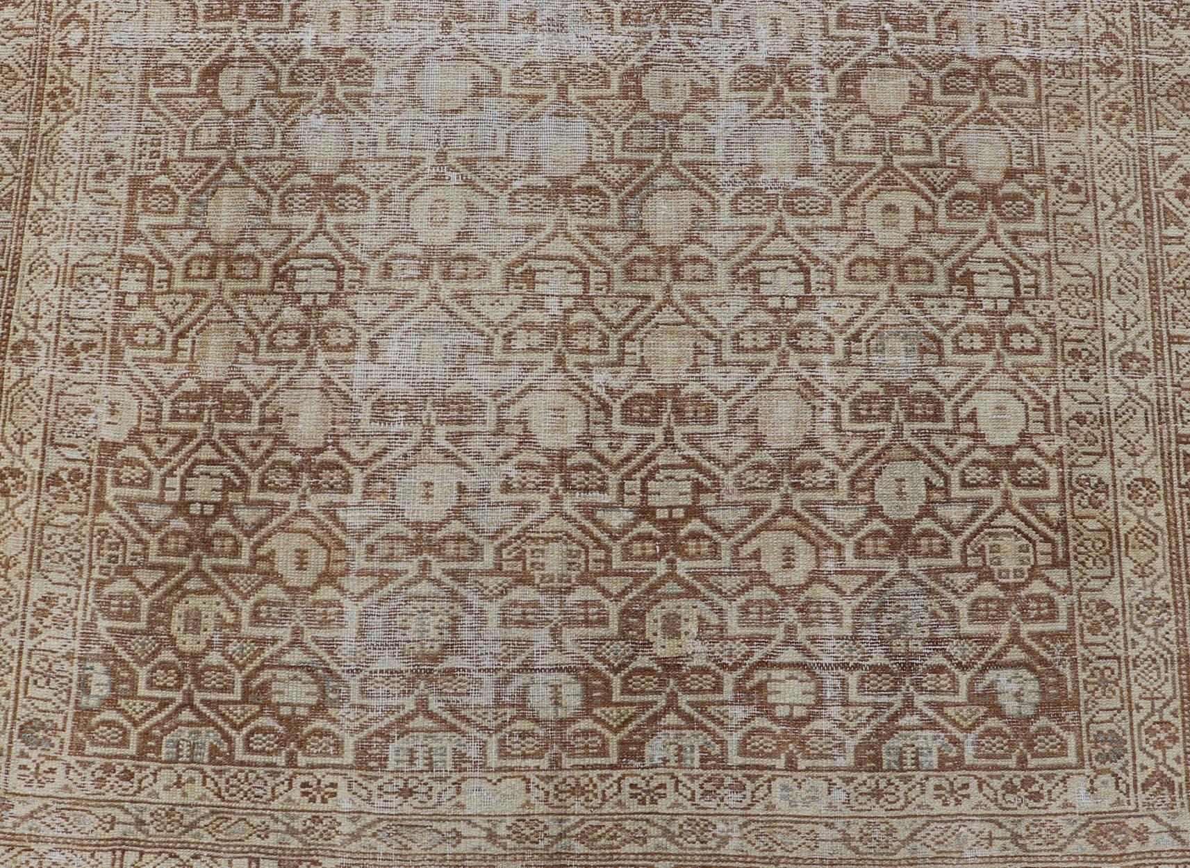 Antiker Malayer-Teppich mit mehrlagigen geometrischen Motiven in Hellbraun, Taupe, Creme  4'5 x 5'1 im Zustand „Starke Gebrauchsspuren“ im Angebot in Atlanta, GA