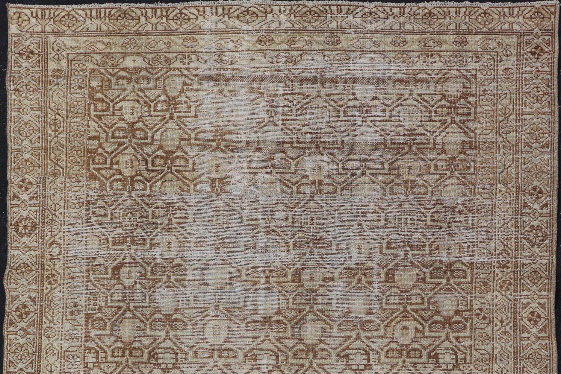 Antiker Malayer-Teppich mit mehrlagigen geometrischen Motiven in Hellbraun, Taupe, Creme  4'5 x 5'1 (20. Jahrhundert) im Angebot