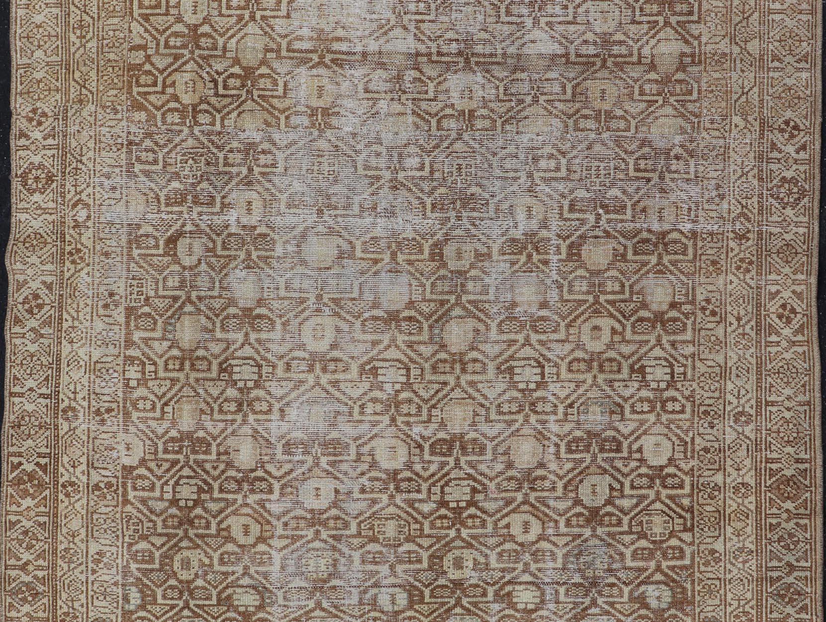 Antiker Malayer-Teppich mit mehrlagigen geometrischen Motiven in Hellbraun, Taupe, Creme  4'5 x 5'1 (Wolle) im Angebot