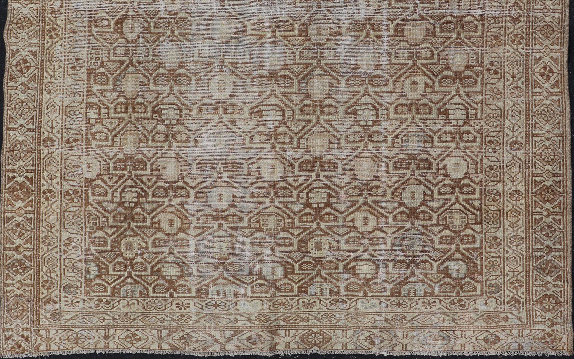 Antiker Malayer-Teppich mit mehrlagigen geometrischen Motiven in Hellbraun, Taupe, Creme  4'5 x 5'1 im Angebot 1