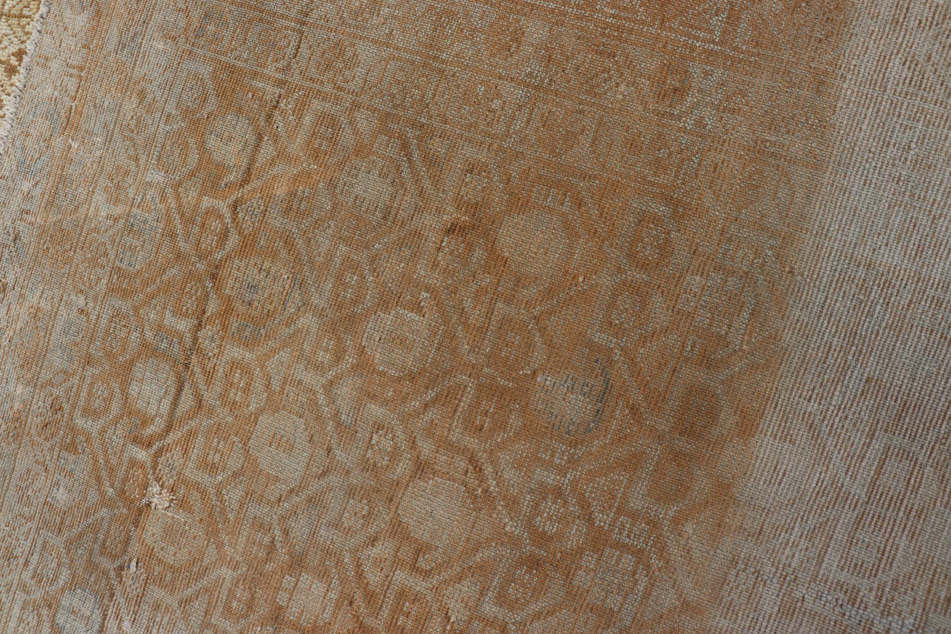 Antiker Malayer-Teppich mit mehrlagigen geometrischen Motiven in Hellbraun, Taupe, Creme  4'5 x 5'1 im Angebot 2