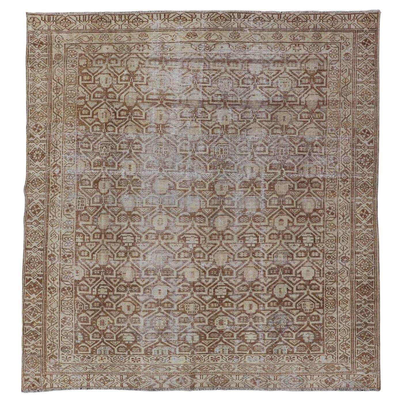 Antiker Malayer-Teppich mit mehrlagigen geometrischen Motiven in Hellbraun, Taupe, Creme  4'5 x 5'1 im Angebot