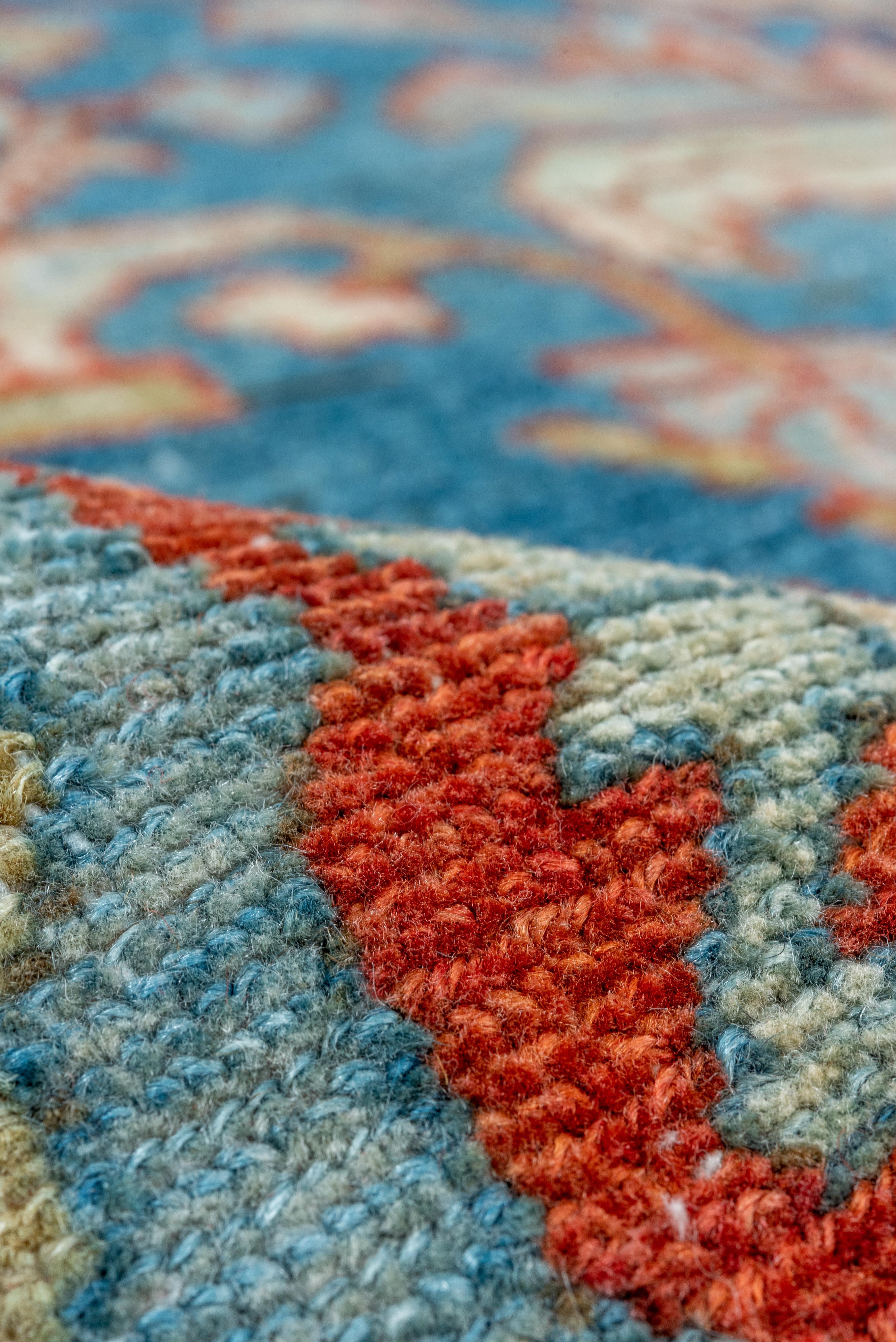 Tapis ancien de Malayer médaillon en saphir avec accents coralliens Bon état - En vente à New York, NY
