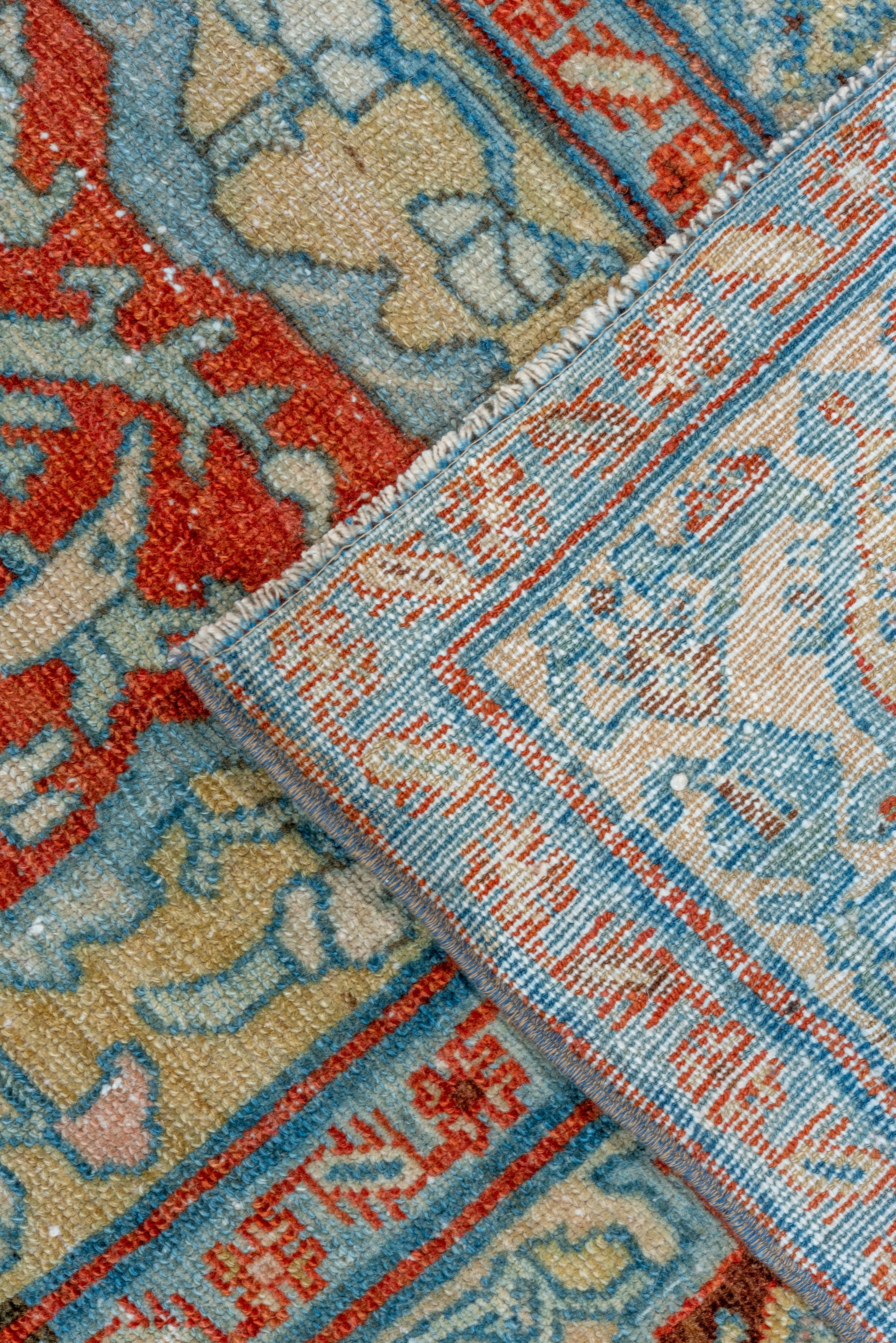 20ième siècle Tapis ancien de Malayer médaillon en saphir avec accents coralliens en vente