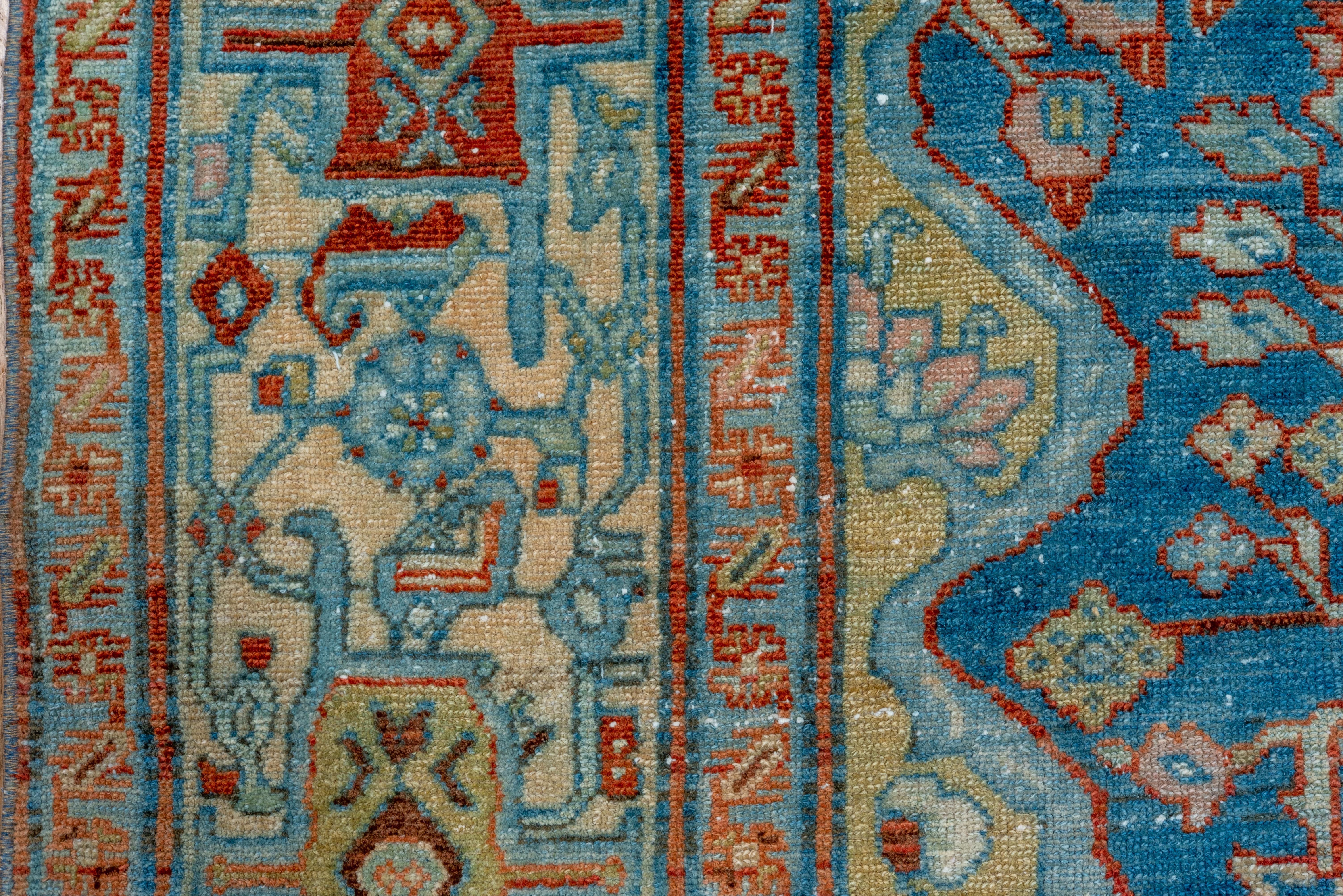 Laine Tapis ancien de Malayer médaillon en saphir avec accents coralliens en vente