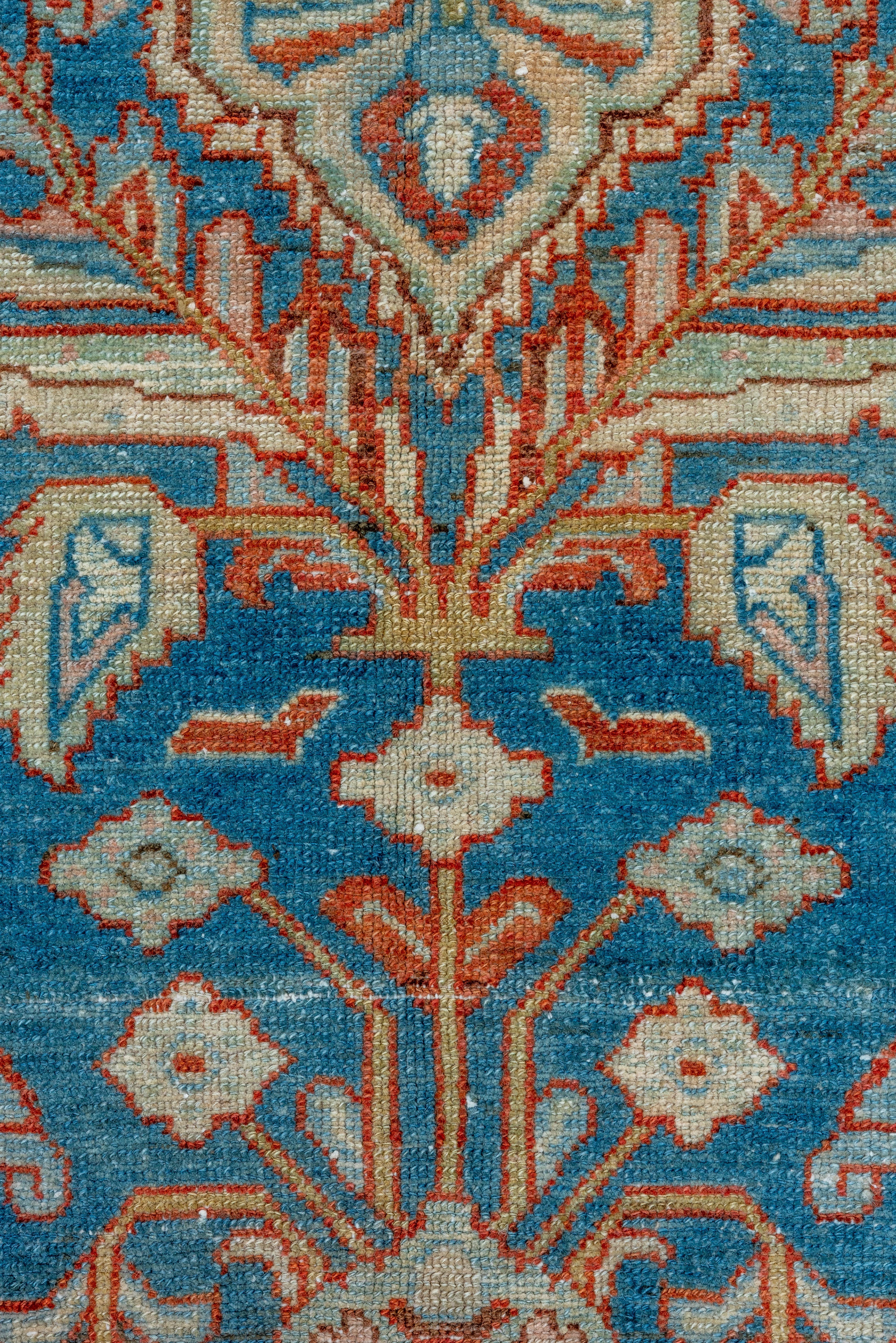Tapis ancien de Malayer médaillon en saphir avec accents coralliens en vente 1