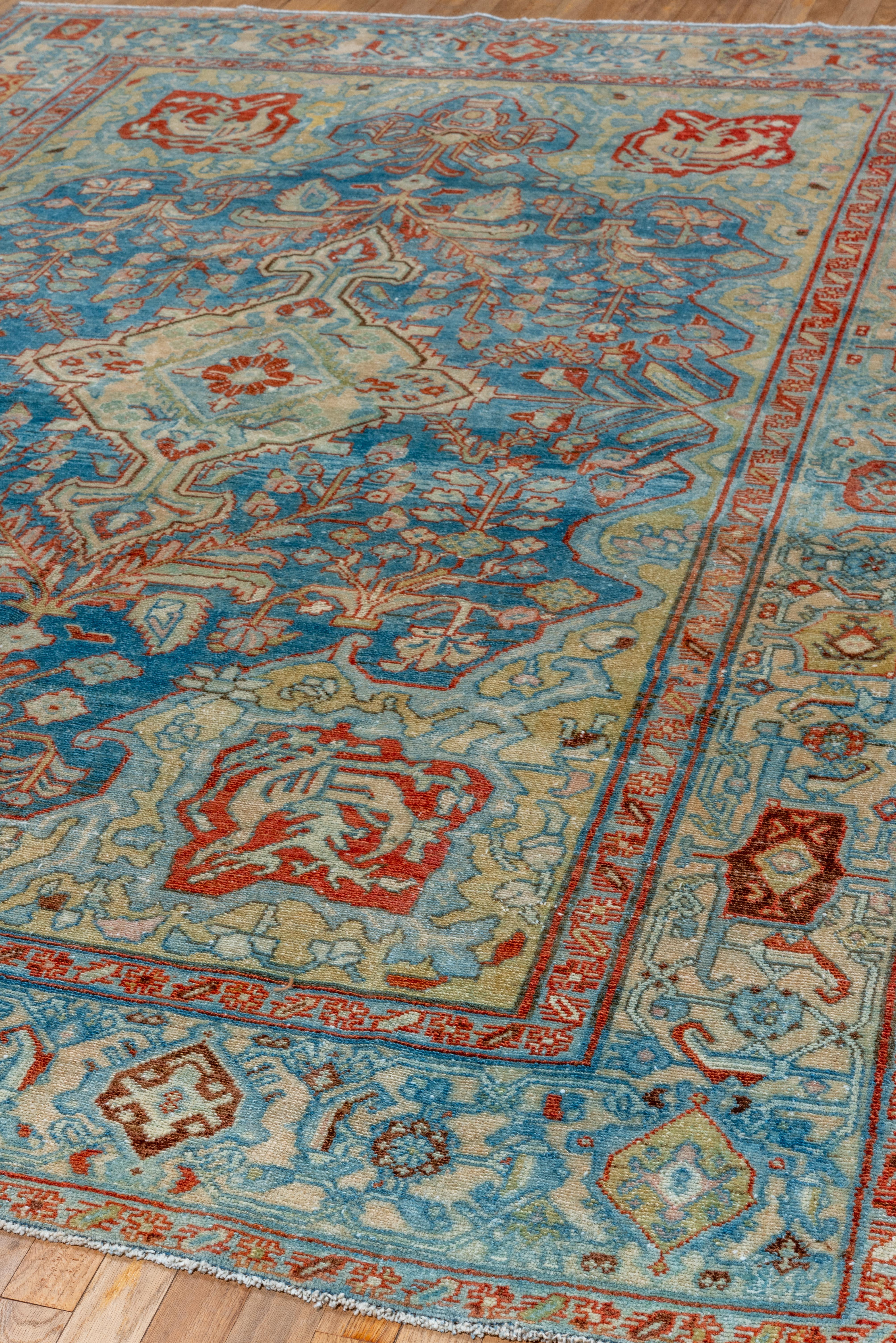 Tapis ancien de Malayer médaillon en saphir avec accents coralliens en vente 3