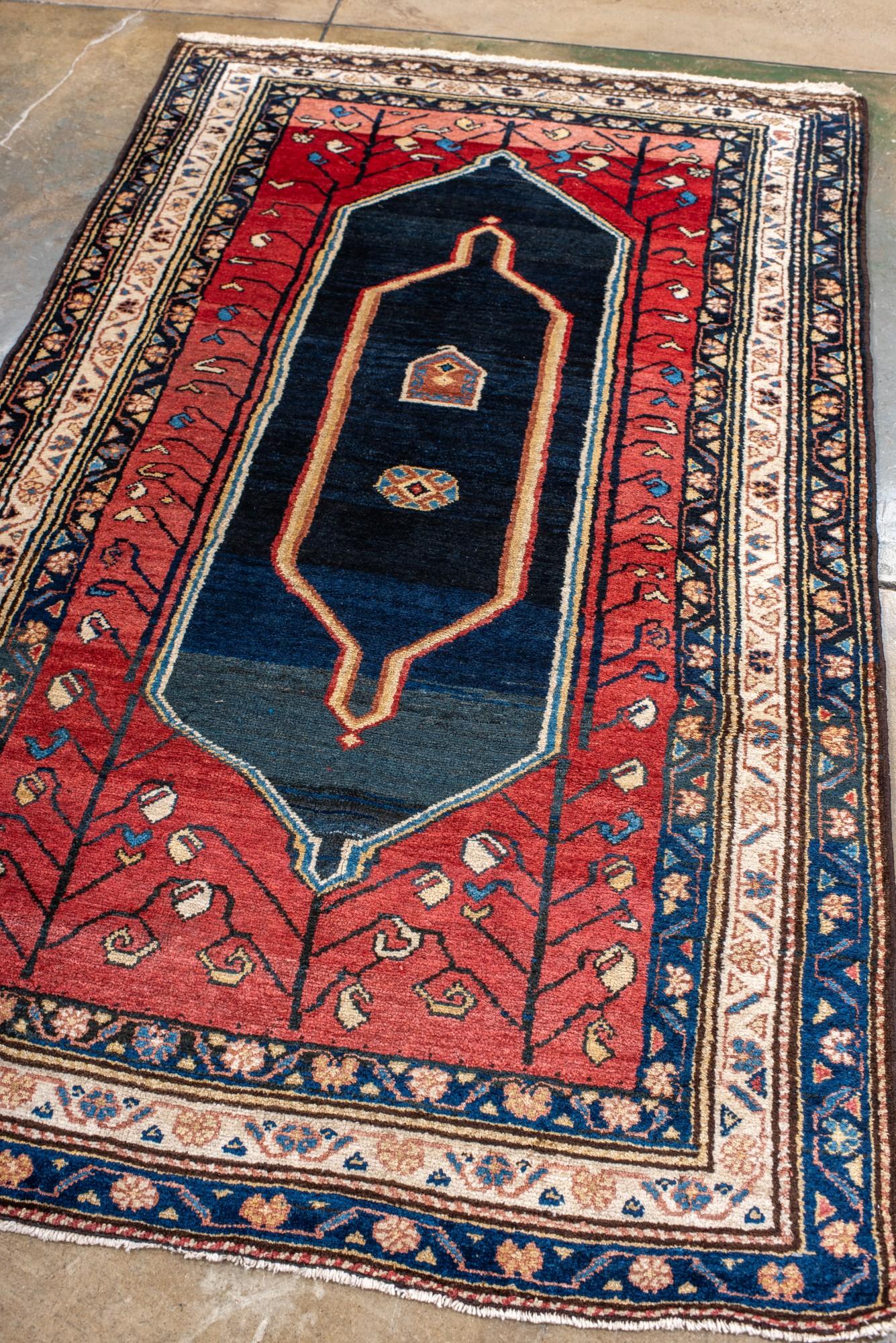 Perse Tapis Malayer ancien avec un champ bleu marine et rouge en vente