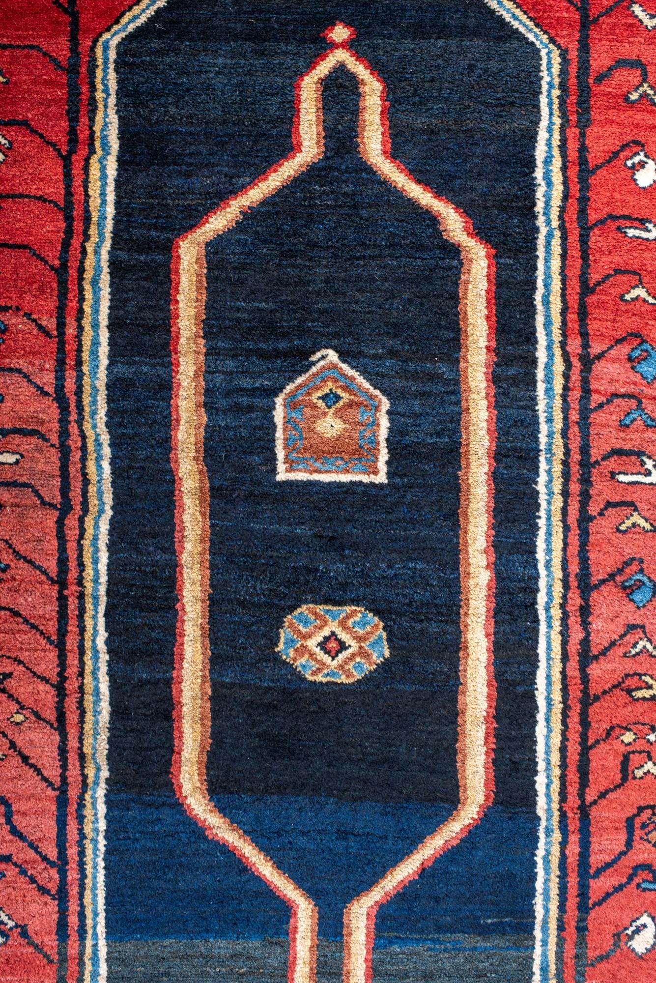 Noué à la main Tapis Malayer ancien avec un champ bleu marine et rouge en vente