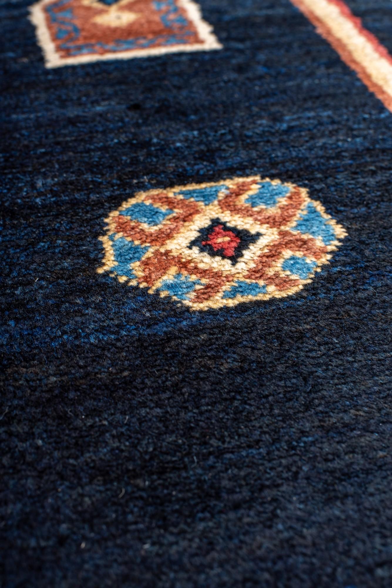 Tapis Malayer ancien avec un champ bleu marine et rouge Bon état - En vente à New York, NY