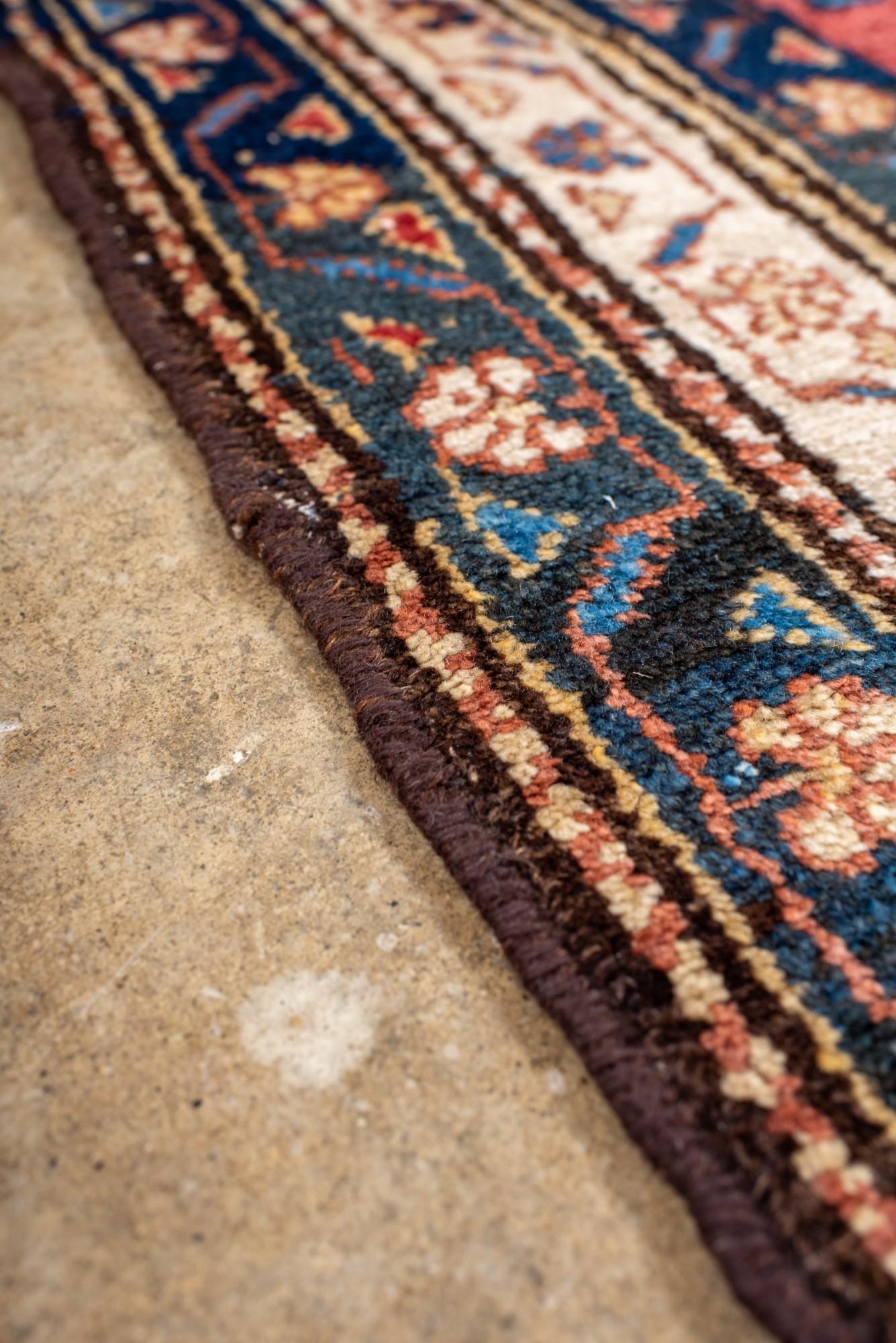 20ième siècle Tapis Malayer ancien avec un champ bleu marine et rouge en vente