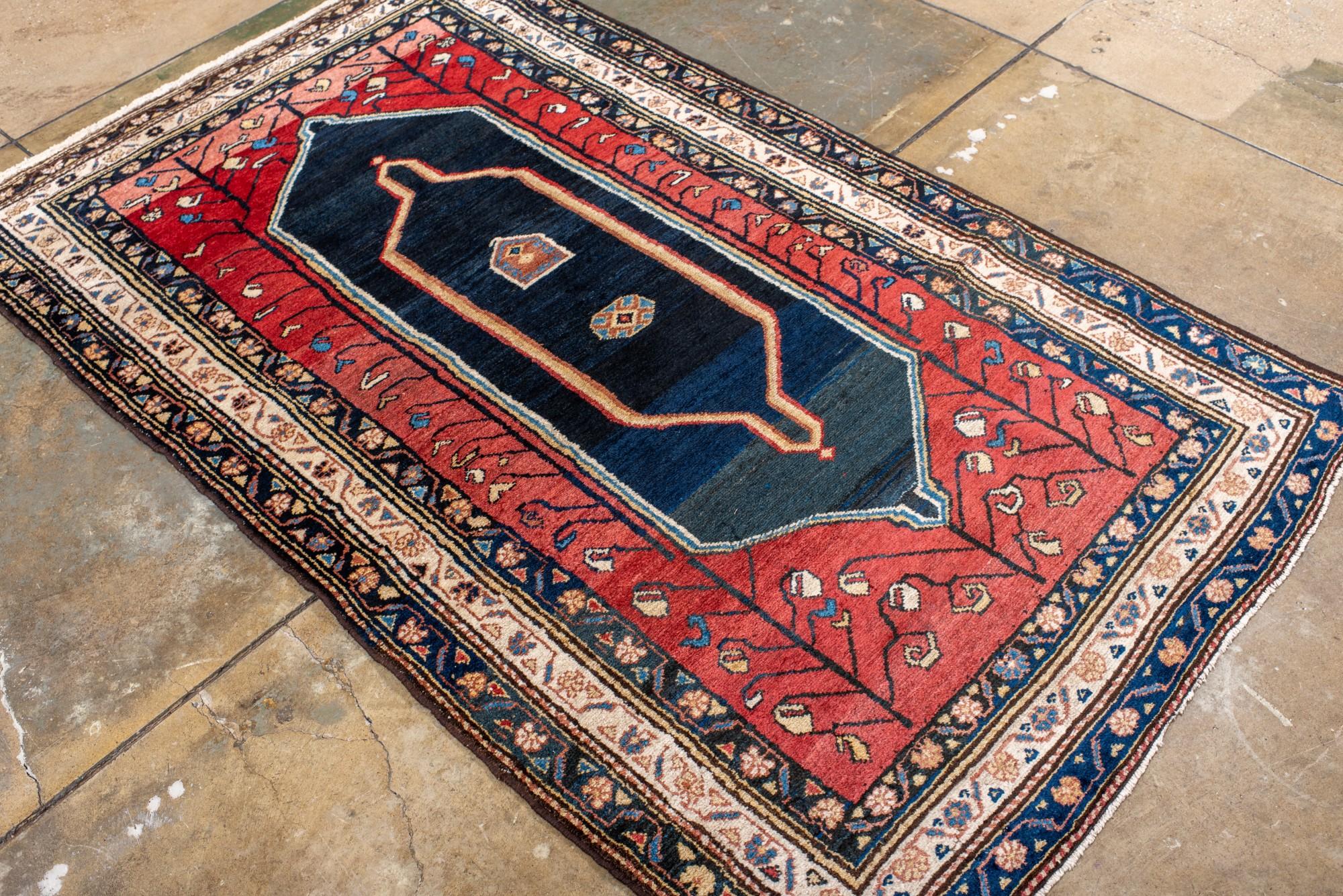 Laine Tapis Malayer ancien avec un champ bleu marine et rouge en vente
