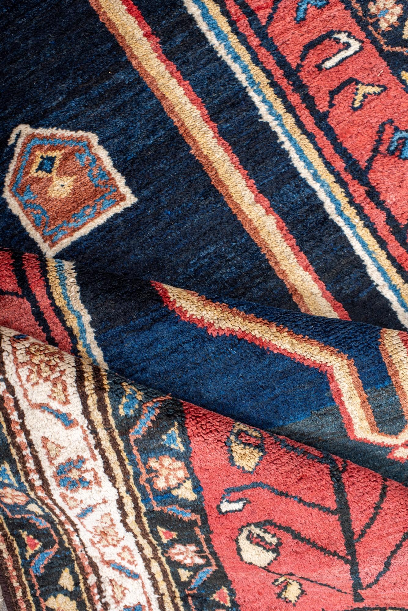 Tapis Malayer ancien avec un champ bleu marine et rouge en vente 1