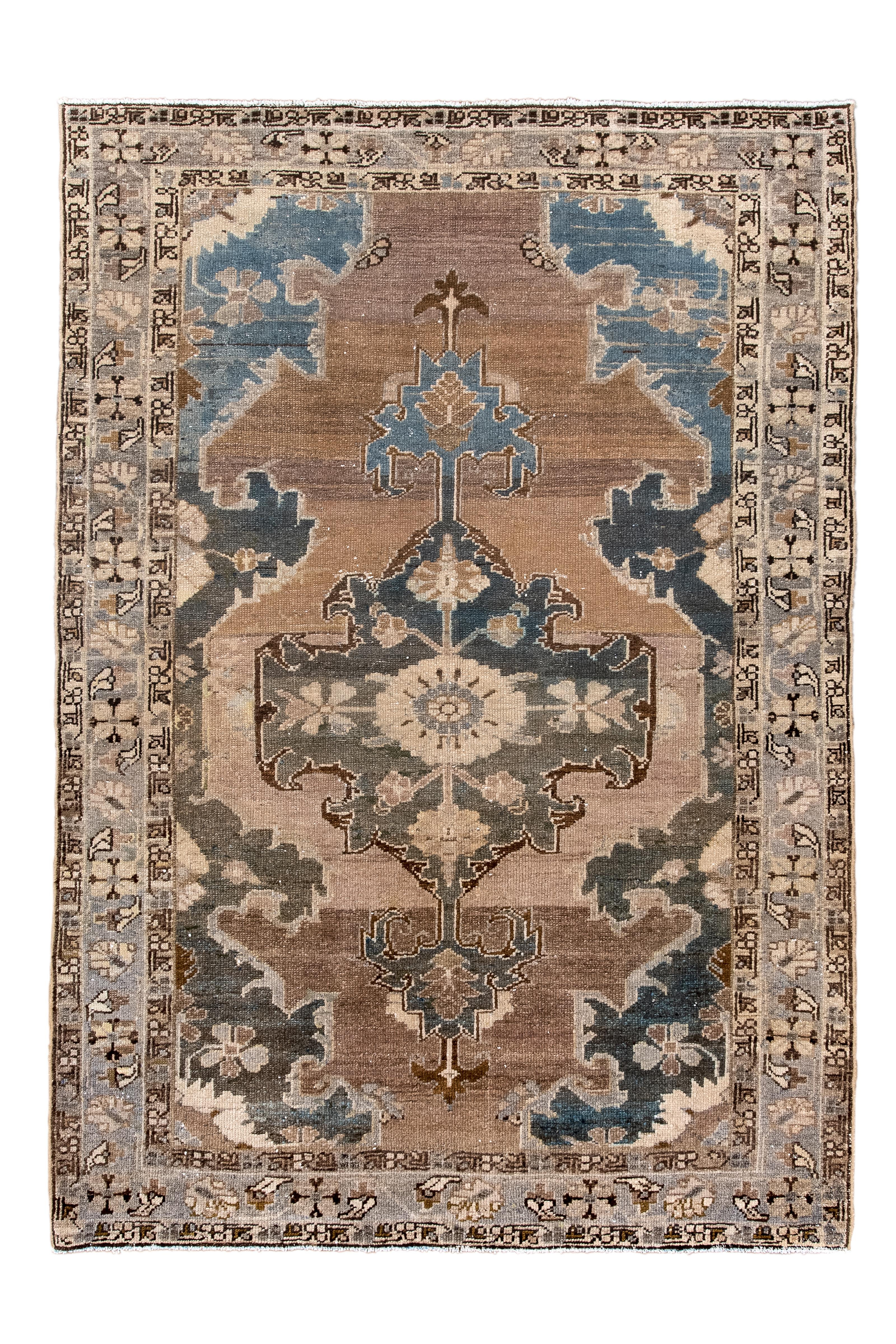 Le panneau de champ partiellement ouvert s'abrase du rouge au rouille et montre un médaillon central en pendentif avec une rosette ovoïde focale.  Coins saillants et griffés de couleur brun ardoise ou bleu ardoise clair. Bordure gris-bleu pâle avec