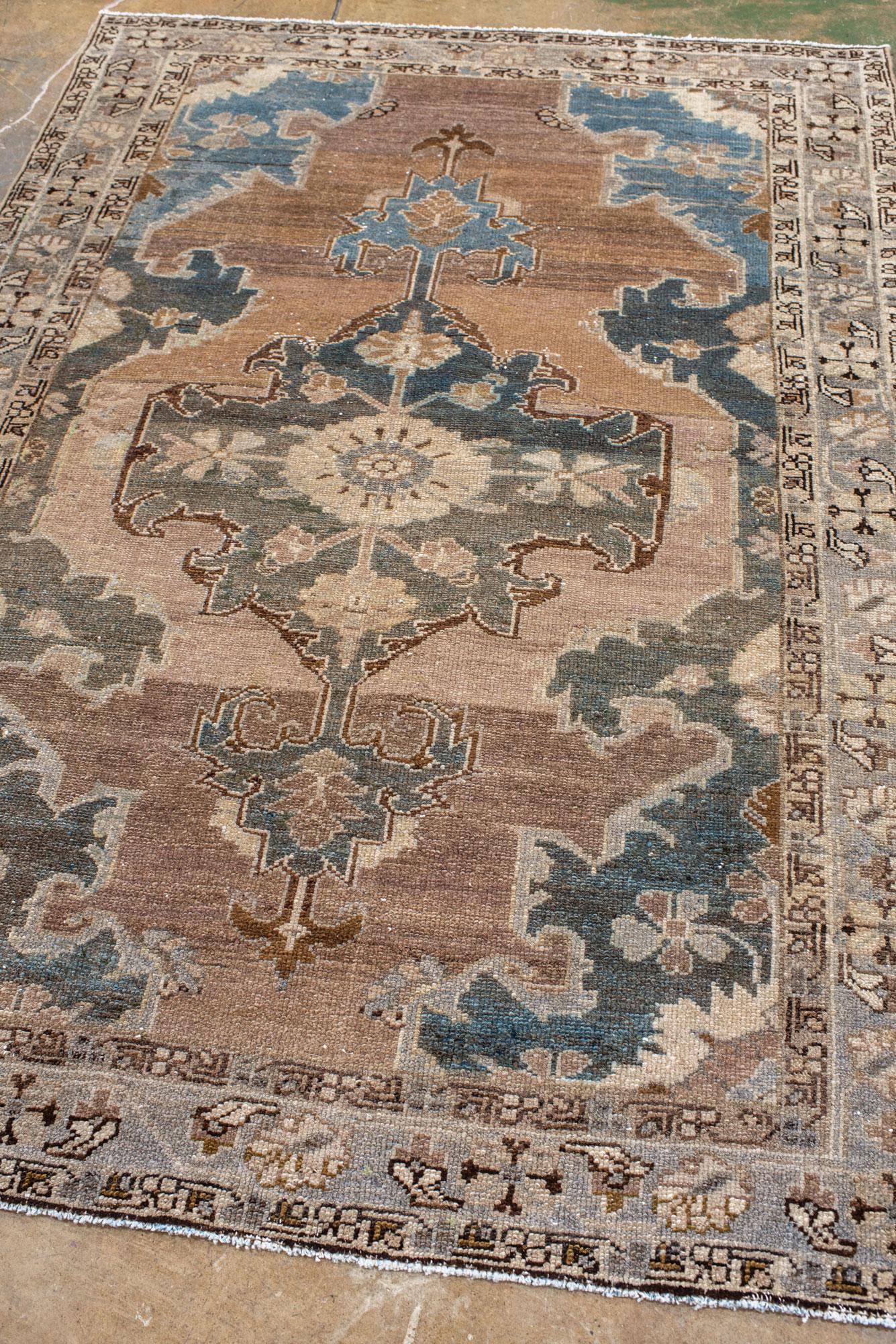 Perse Tapis ancien Malayer avec médaillon central en vente
