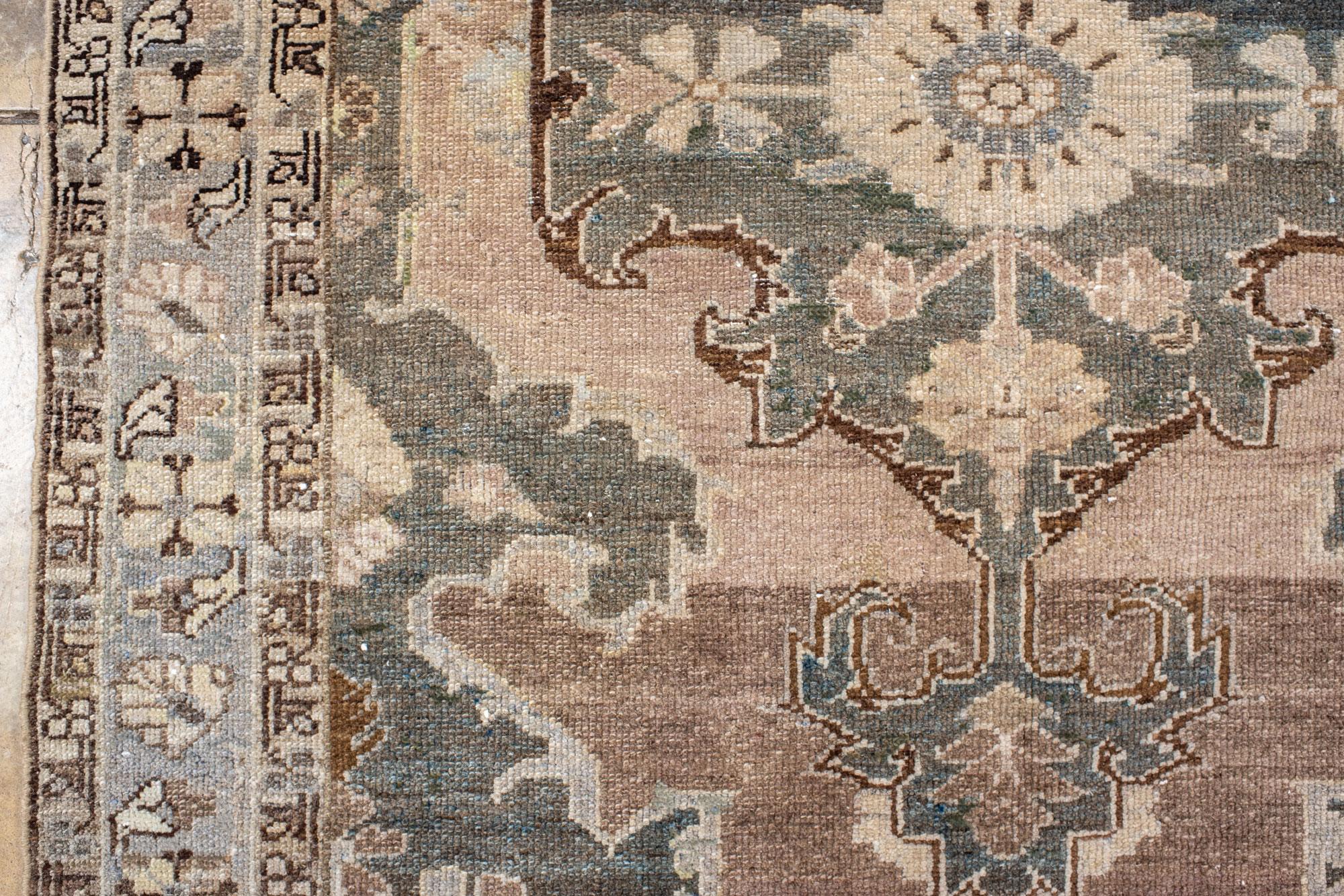 Tapis ancien Malayer avec médaillon central Bon état - En vente à New York, NY
