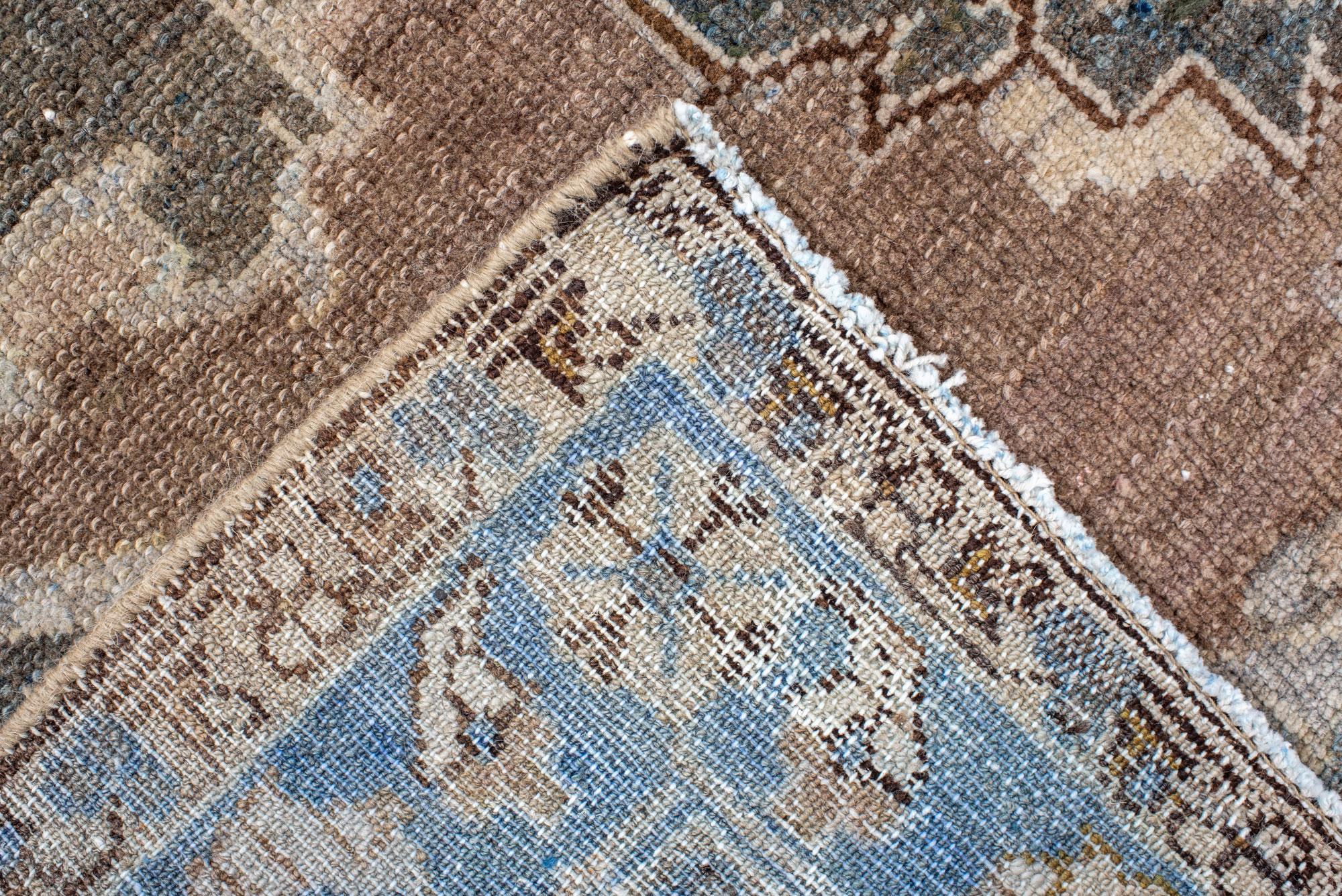 20ième siècle Tapis ancien Malayer avec médaillon central en vente