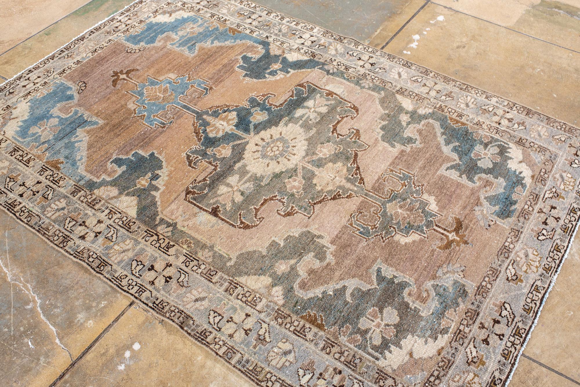 Tapis ancien Malayer avec médaillon central en vente 1