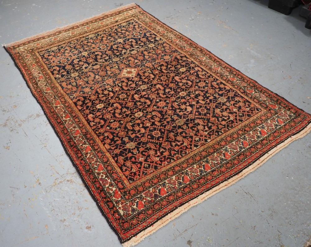 Antiker nordwestlicher Perserteppich aus der Stadt Malayer, der Teppich hat ein ganzflächiges Herati-Muster auf dunkelindigoblauem Grund
CIRCA 1900

Der Teppich ist gut gezeichnet mit angenehmen Farben, die elfenbeinfarbene Bordüre ergänzt den