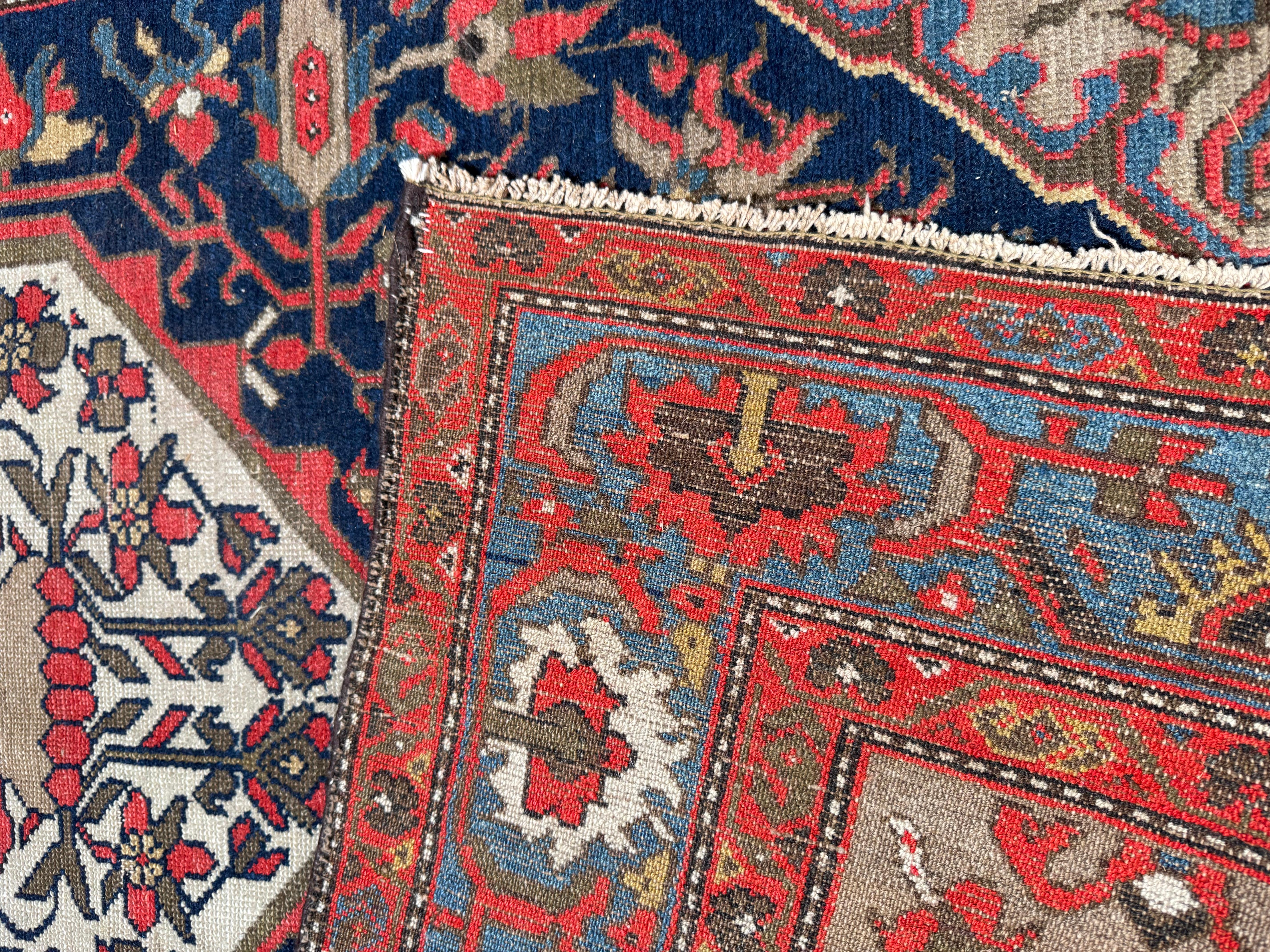 Mid-Century Modern Tapis Antiquities Malayer avec médaillon marine et bordure florale - 6' X 4'2